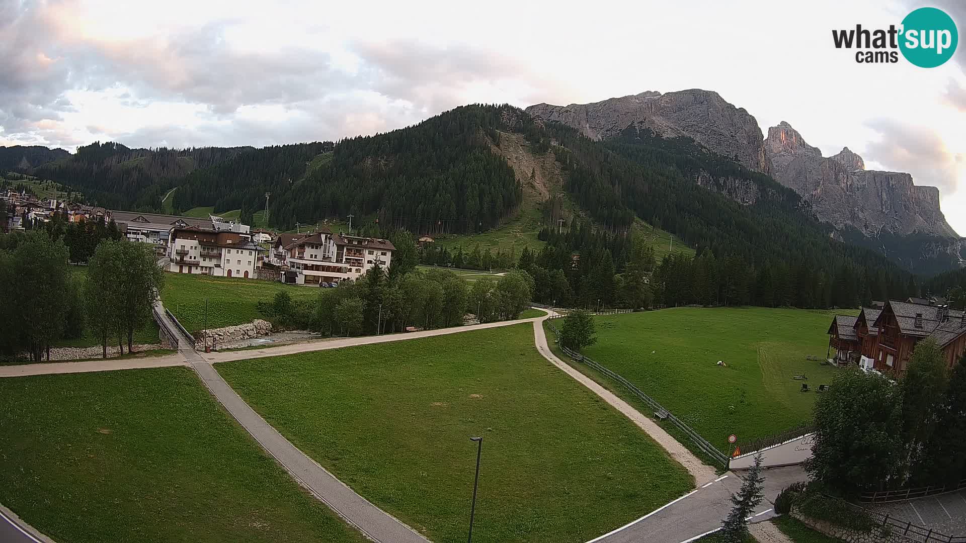 Kamera Corvara: Izjemen pogled na vrhove gorovja Sella v Dolomitih