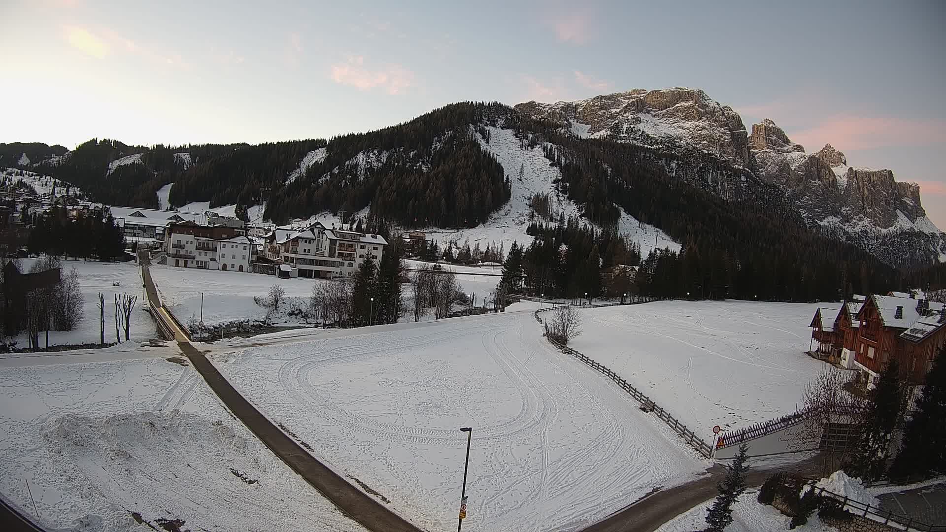 Kamera Corvara: Izjemen pogled na vrhove gorovja Sella v Dolomitih