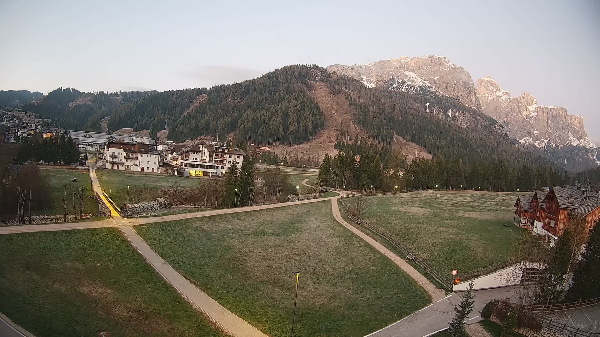 Kamera Corvara: Izjemen pogled na vrhove gorovja Sella v Dolomitih