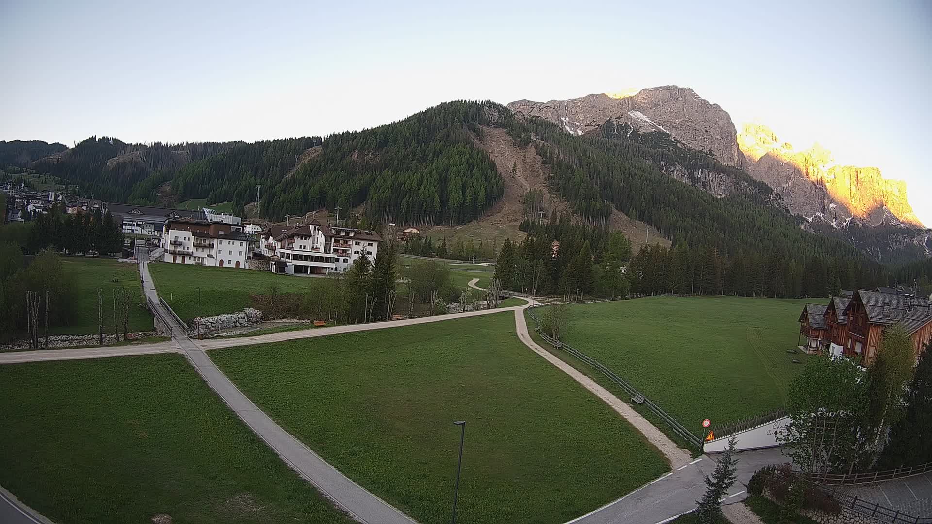 Kamera Corvara: Izjemen pogled na vrhove gorovja Sella v Dolomitih
