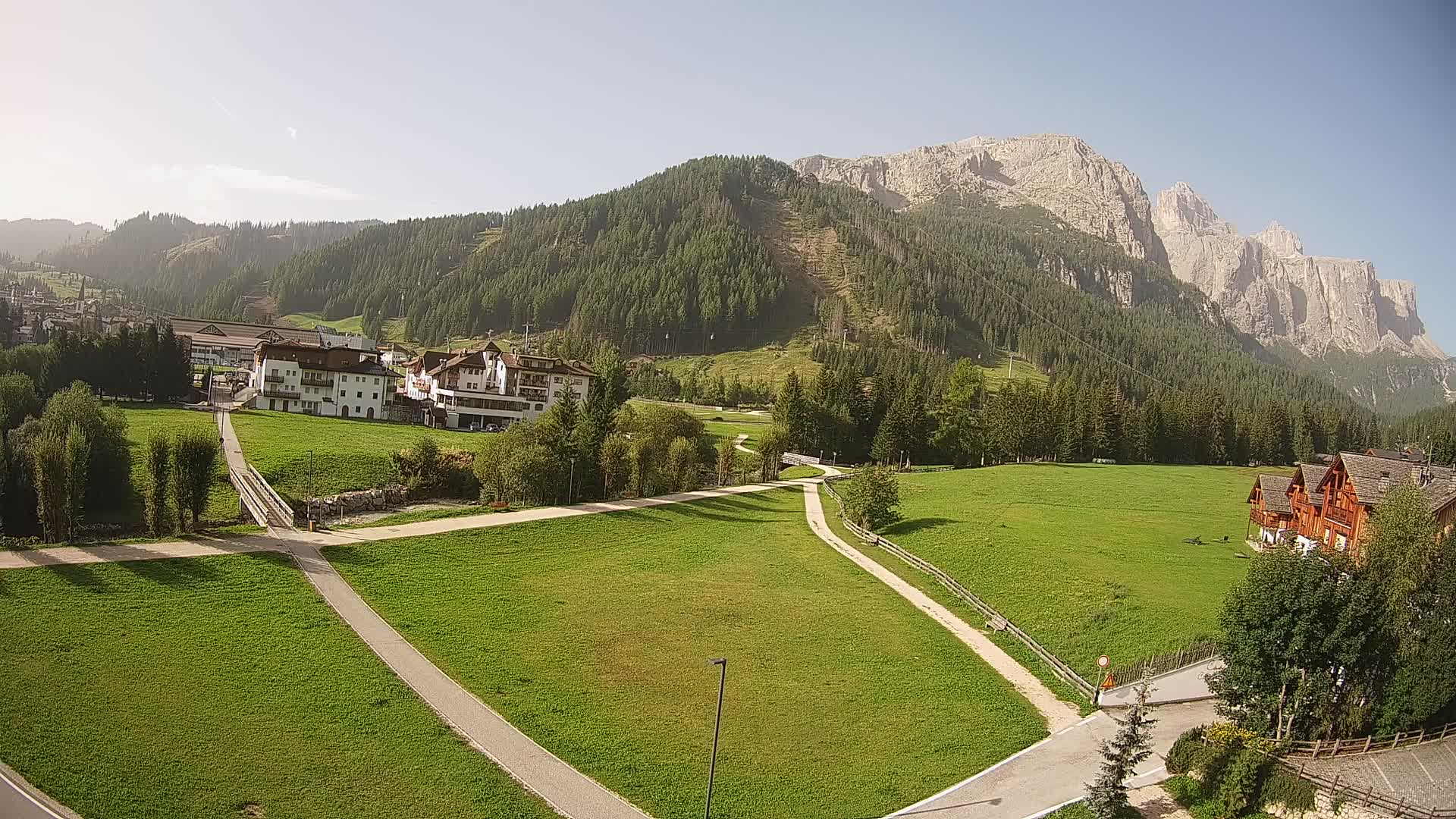 Kamera Corvara: Izjemen pogled na vrhove gorovja Sella v Dolomitih