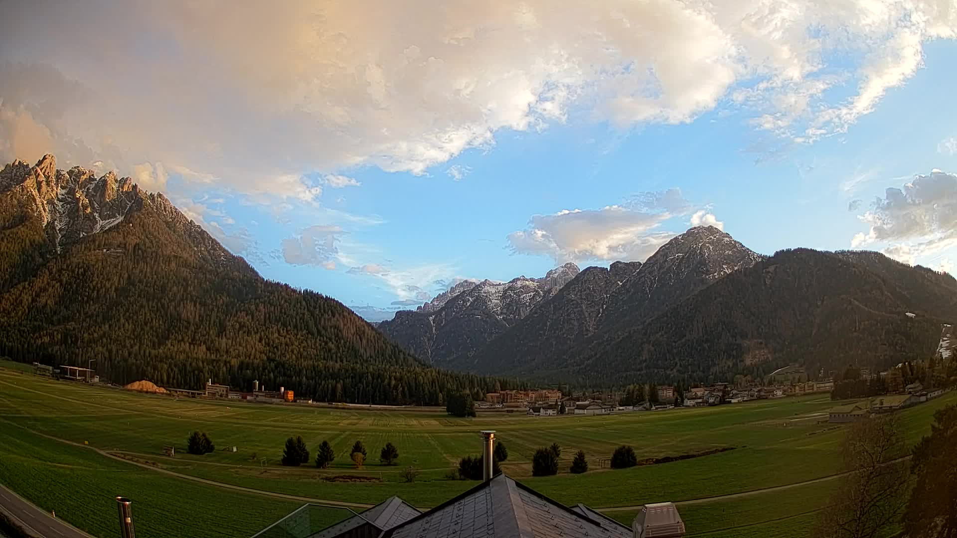 Web kamera Toblach Dolomiti – Pogled s Hotela Rosengarten