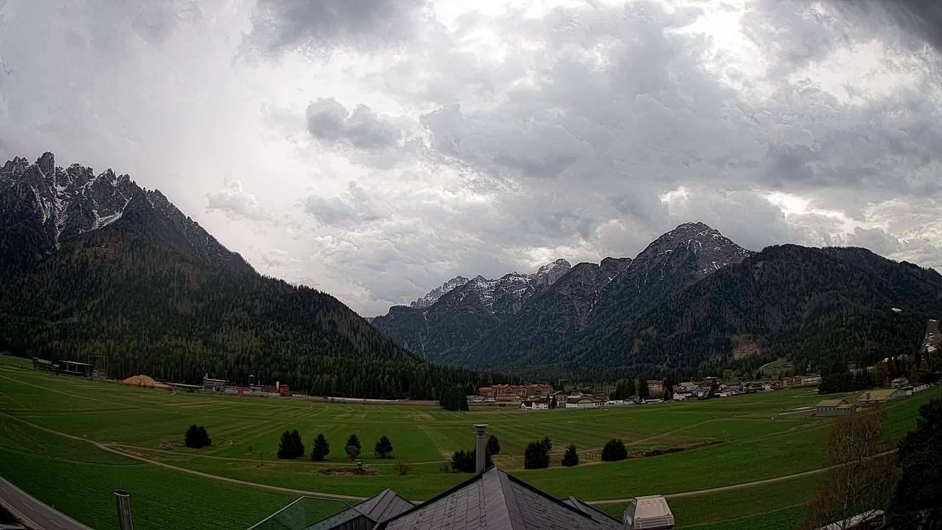 Web kamera Toblach Dolomiti – Pogled s Hotela Rosengarten