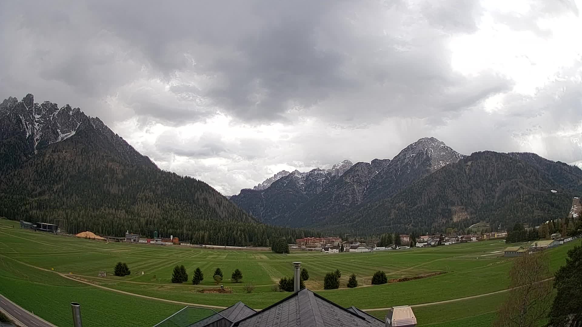 Web kamera Toblach Dolomiti – Pogled s Hotela Rosengarten
