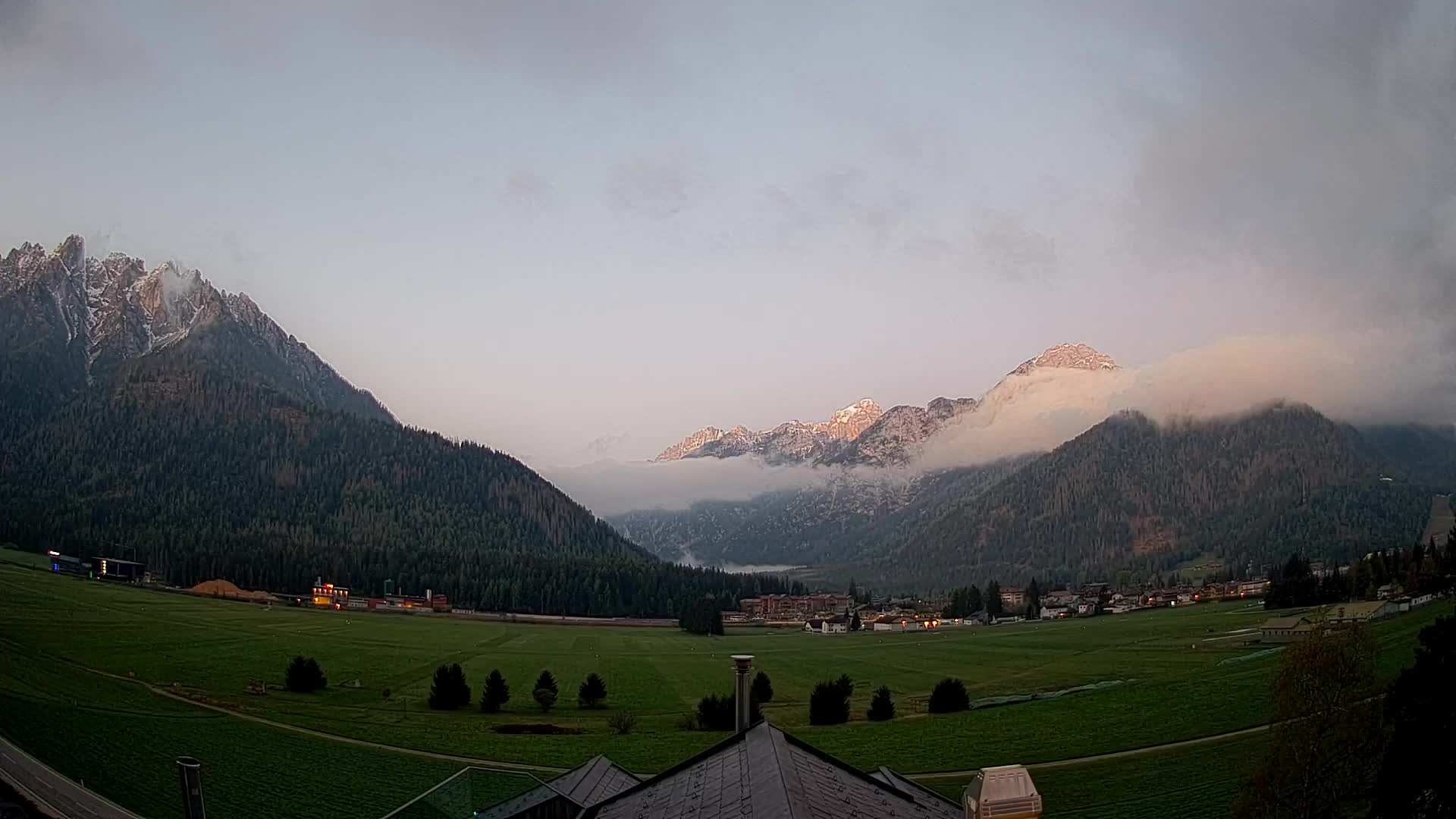 Spletna kamera Toblach Dolomiti – Pogled iz hotela Rosengarten