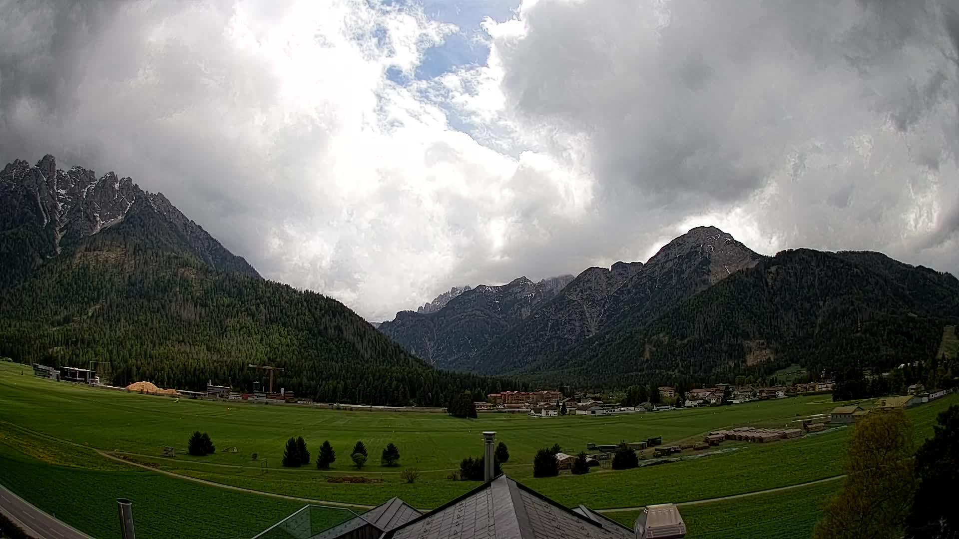 Web kamera Toblach Dolomiti – Pogled s Hotela Rosengarten