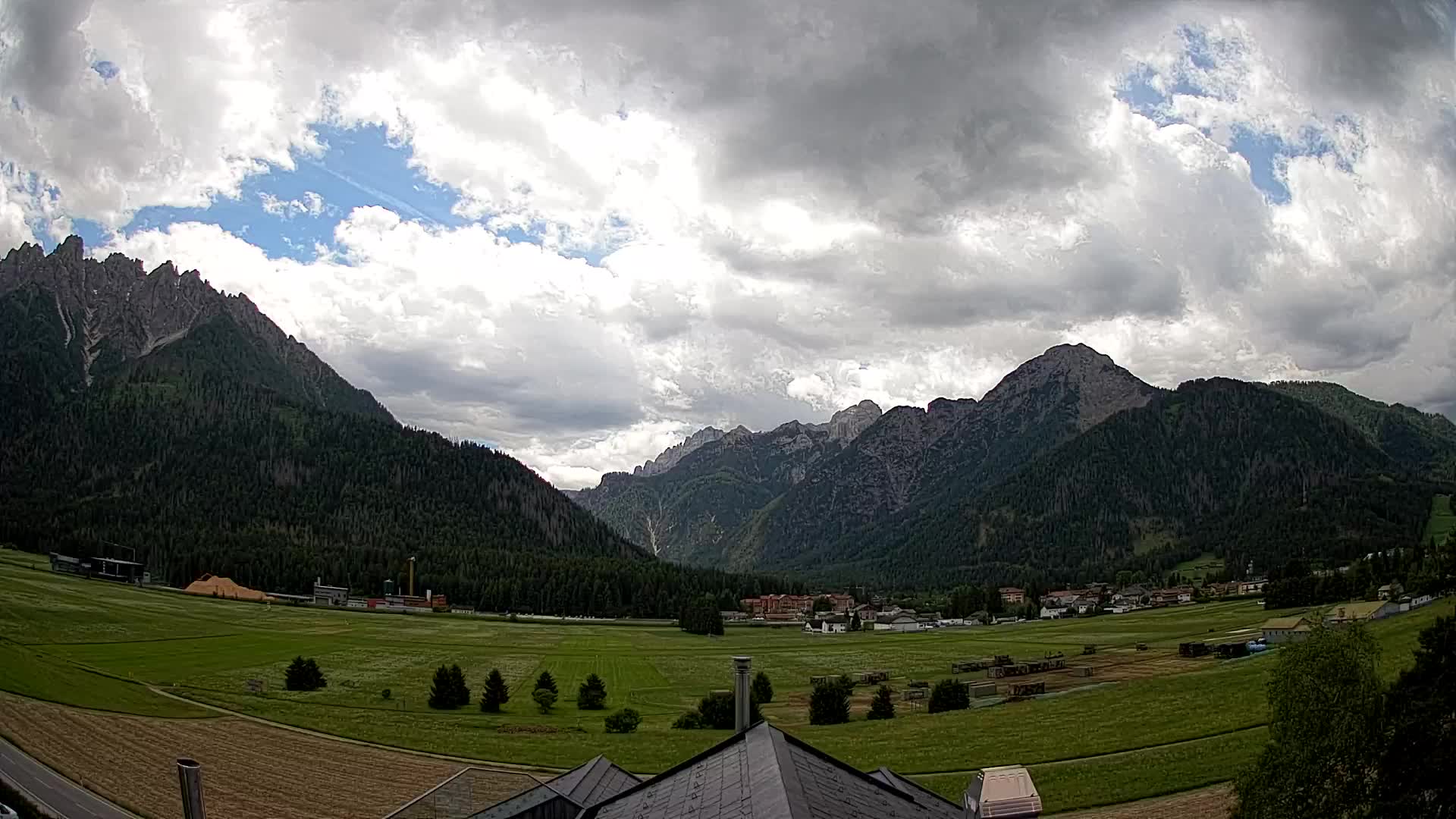 Web kamera Toblach Dolomiti – Pogled s Hotela Rosengarten