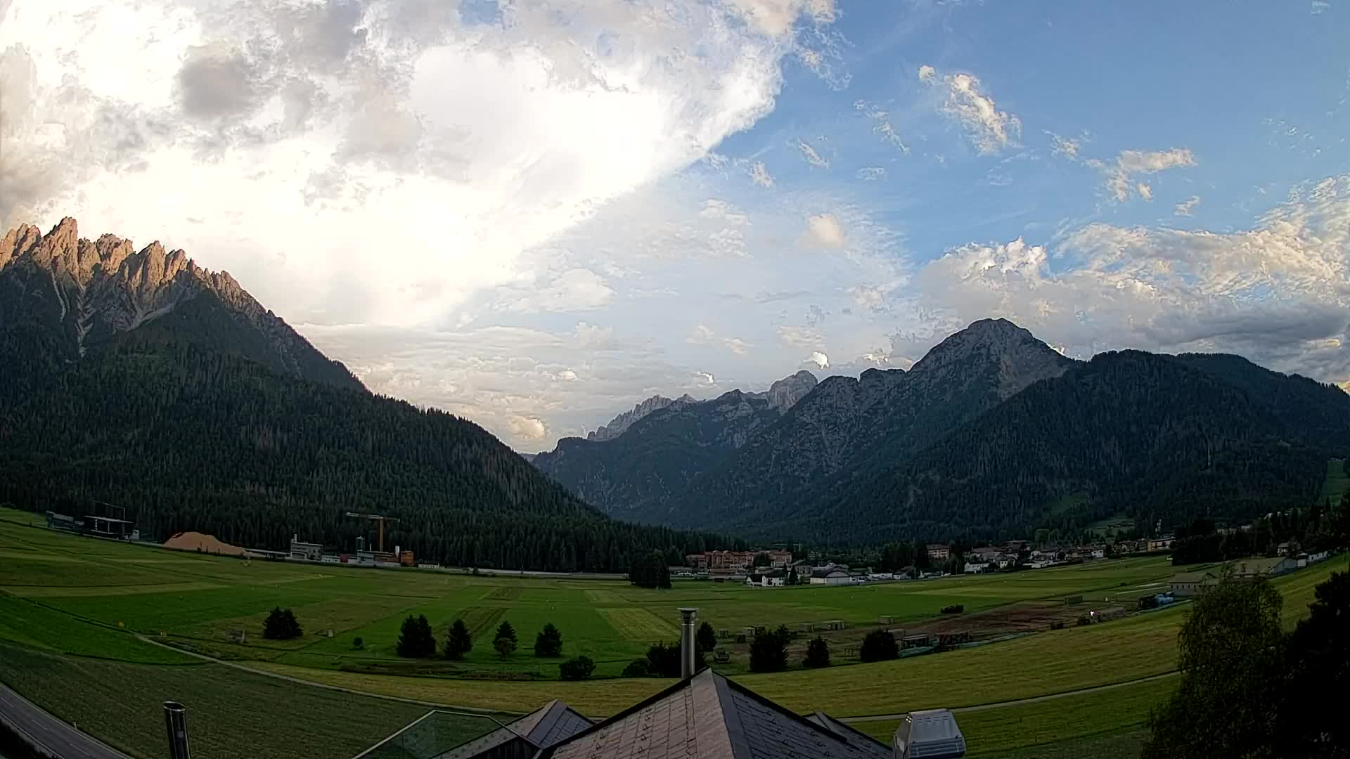 Web kamera Toblach Dolomiti – Pogled s Hotela Rosengarten