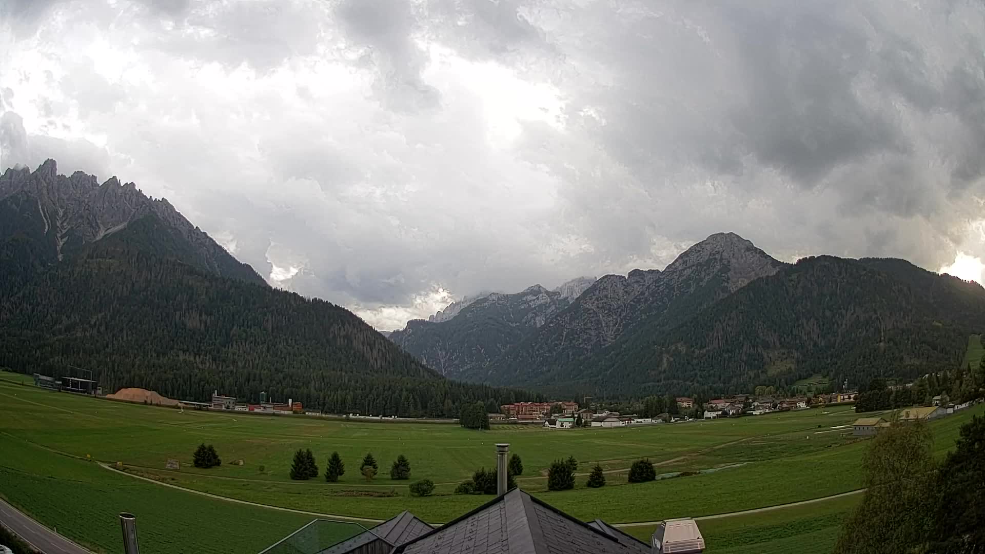 Spletna kamera Toblach Dolomiti – Pogled iz hotela Rosengarten