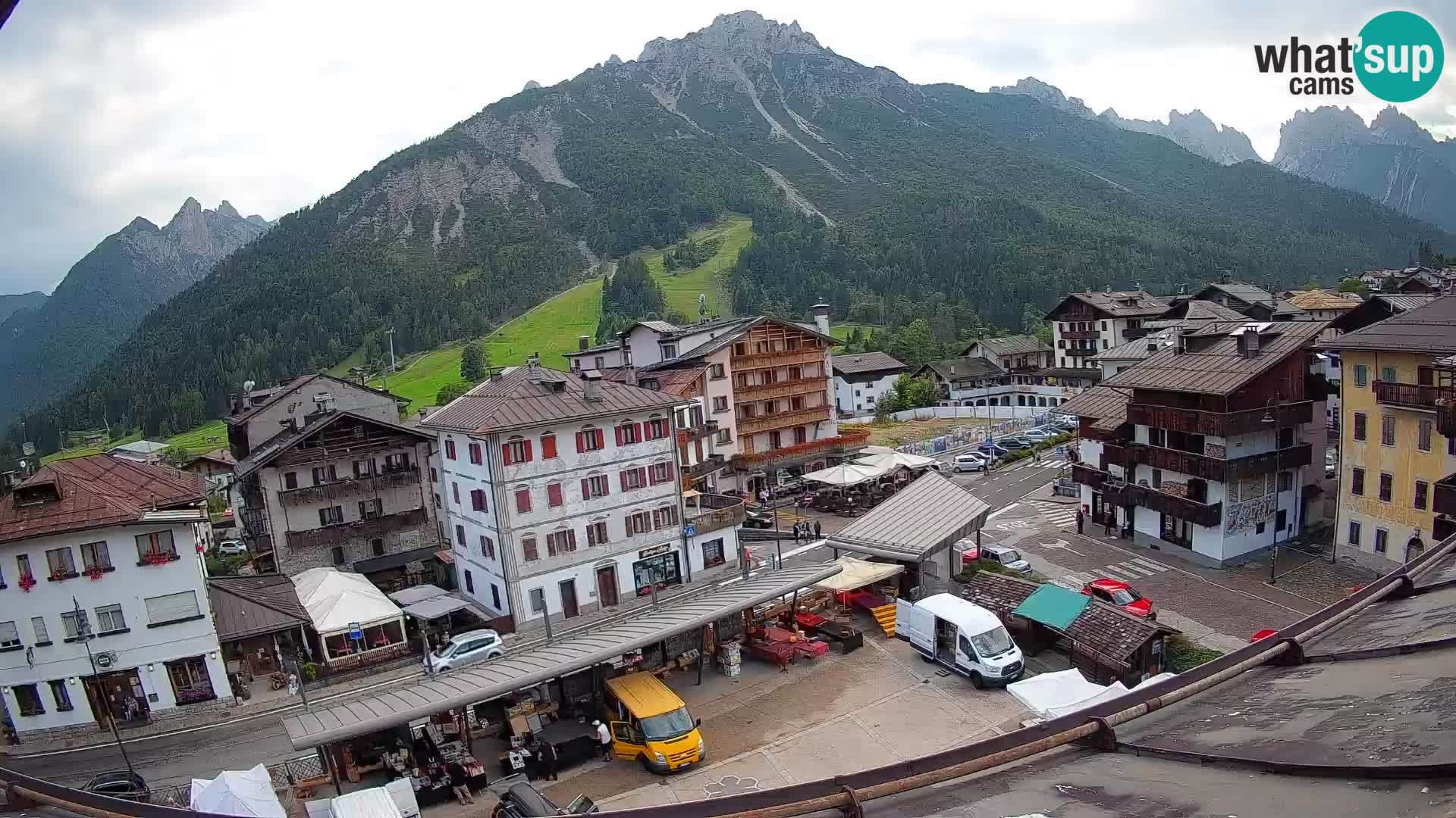 Piazza centrale di Forni di Sopra