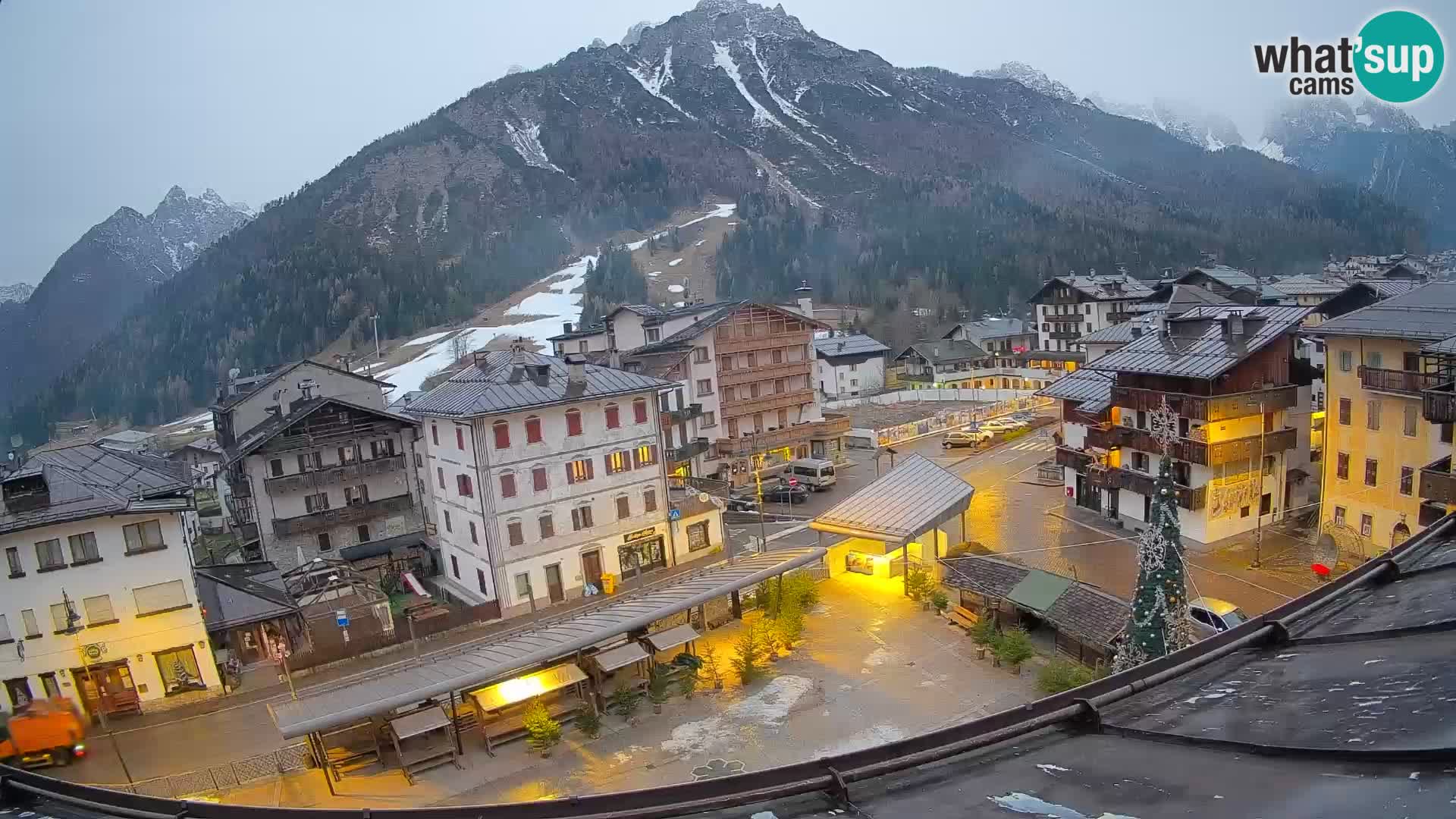 Piazza centrale di Forni di Sopra
