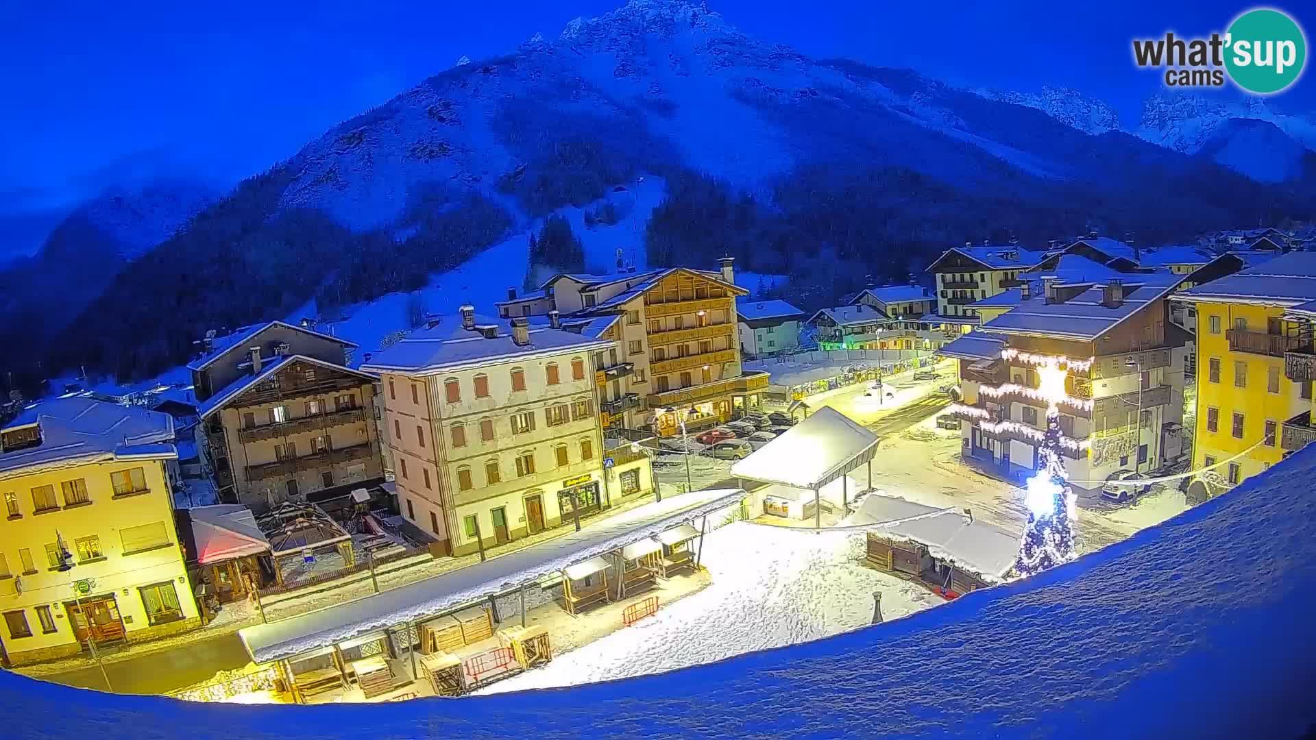 Piazza centrale di Forni di Sopra