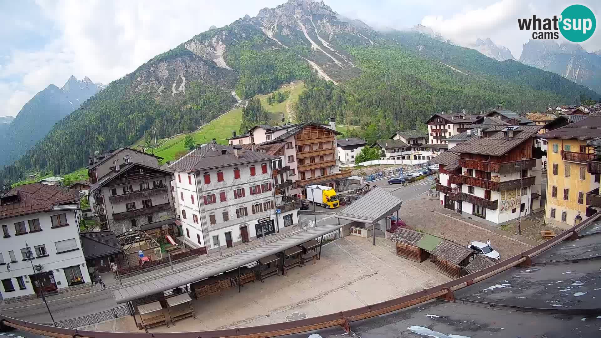 Piazza centrale di Forni di Sopra