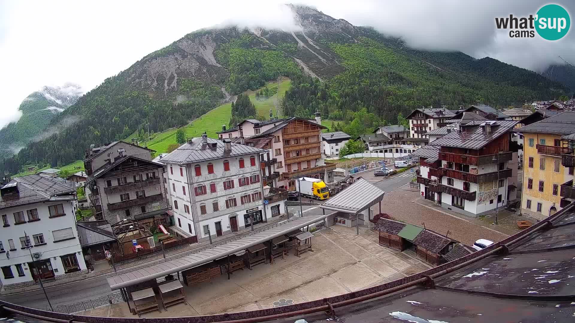 Plaza principal de Forni di Sopra