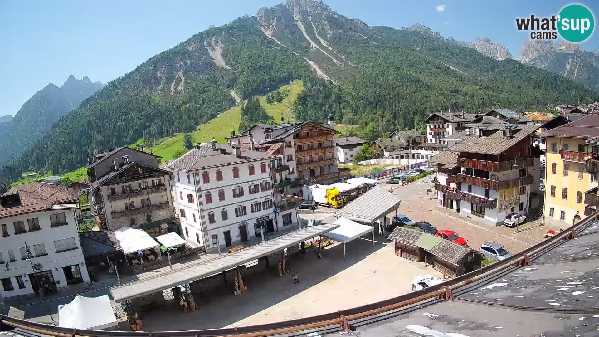 Piazza centrale di Forni di Sopra