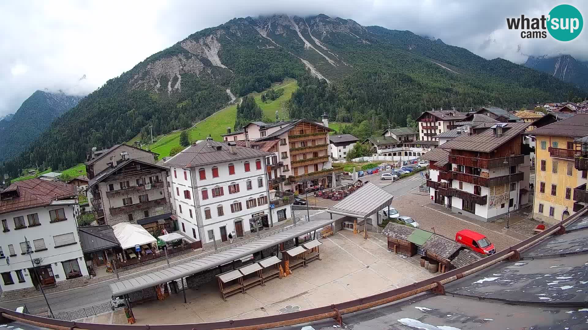 Piazza centrale di Forni di Sopra