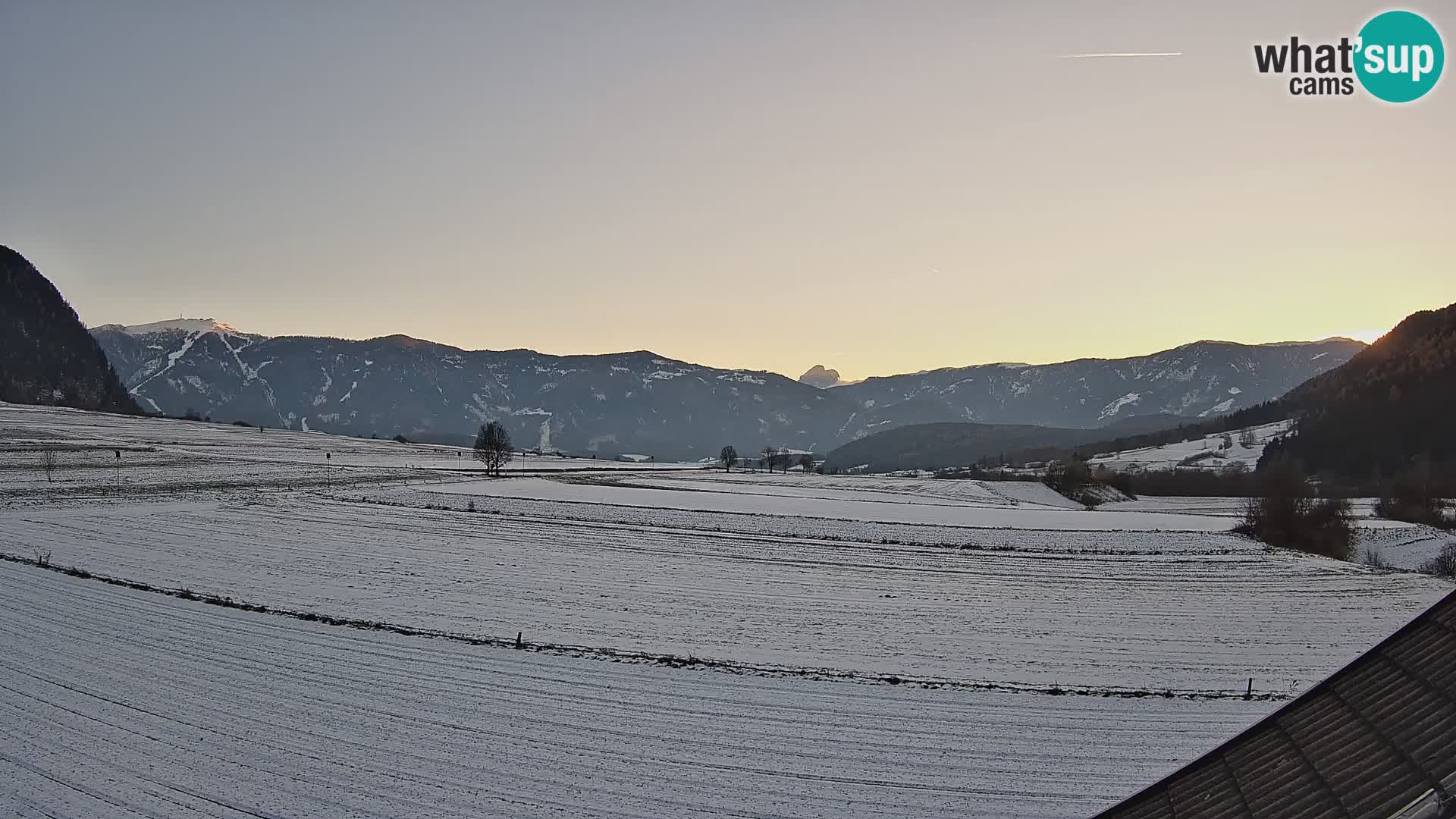 Gais | Vista dall’agriturismo Winklerhof verso Plan de Corones e le Dolomiti