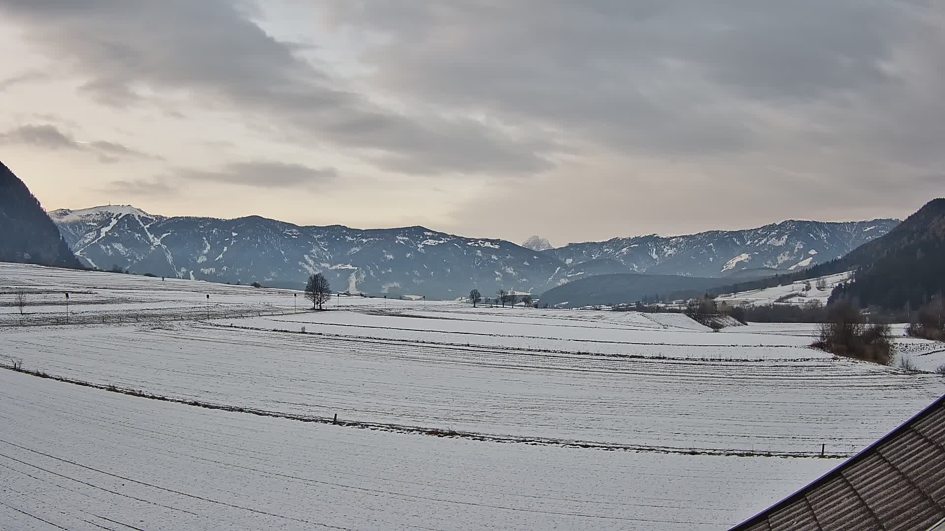 Gais | Vista dall’agriturismo Winklerhof verso Plan de Corones e le Dolomiti