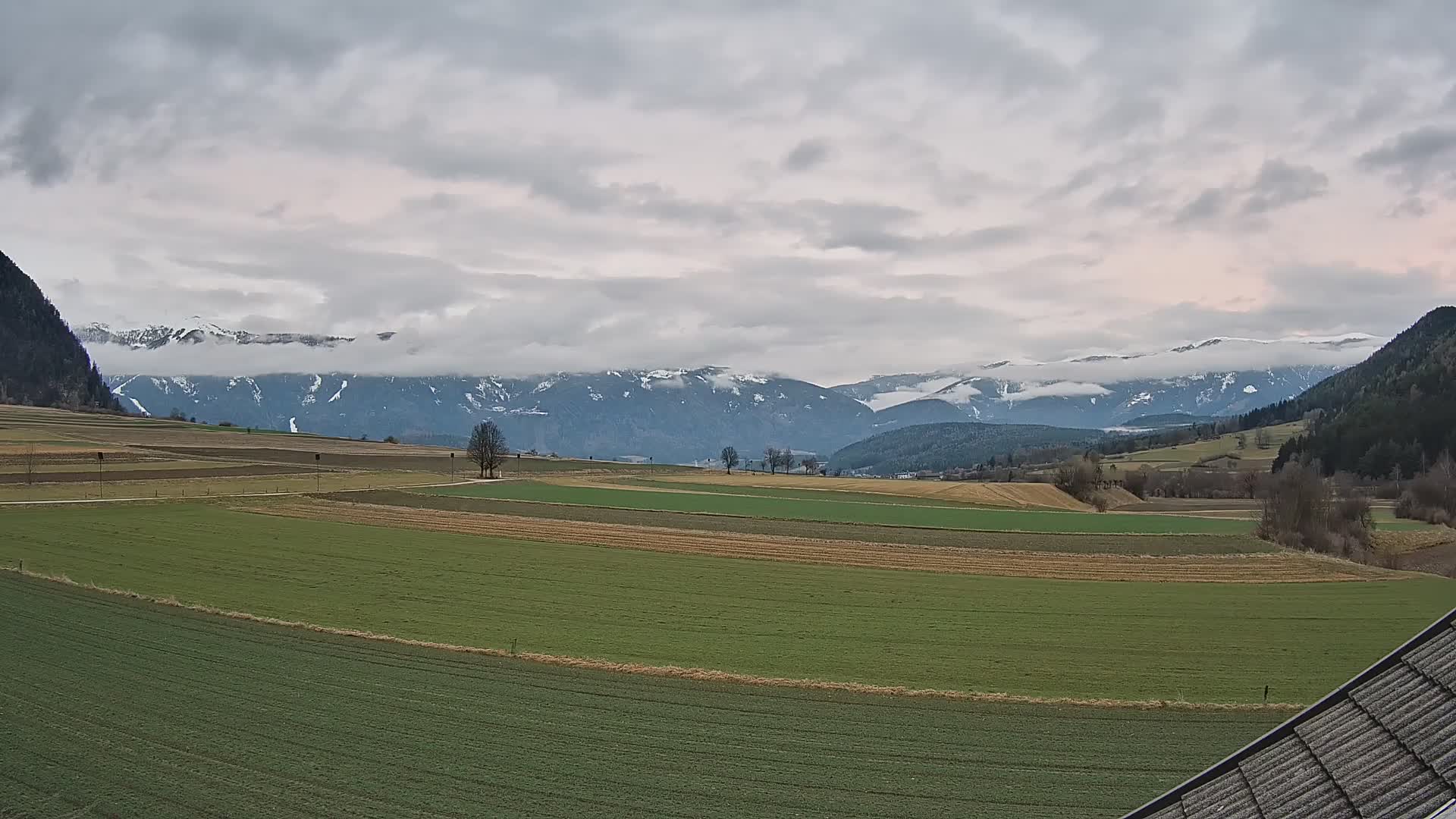 Gais | Vista dall’agriturismo Winklerhof verso Plan de Corones e le Dolomiti