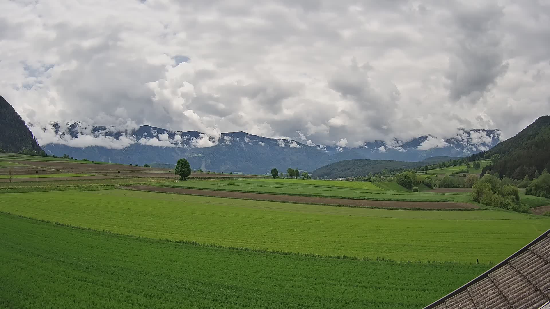 Gais | Vista dall’agriturismo Winklerhof verso Plan de Corones e le Dolomiti