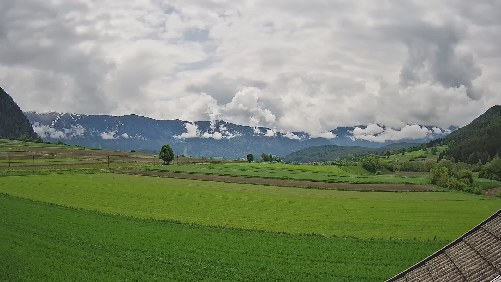 Gais | Vista dall’agriturismo Winklerhof verso Plan de Corones e le Dolomiti