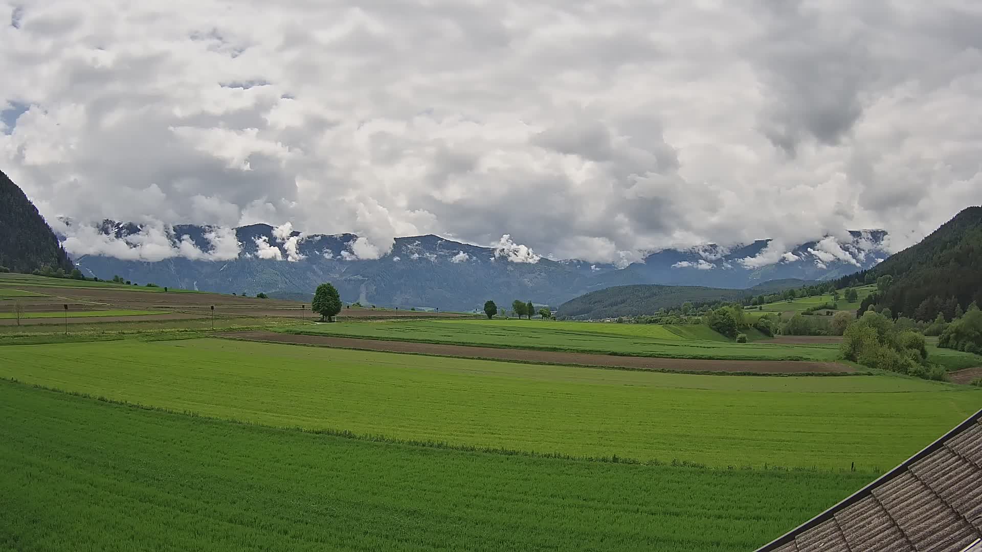 Gais | Vista dall’agriturismo Winklerhof verso Plan de Corones e le Dolomiti