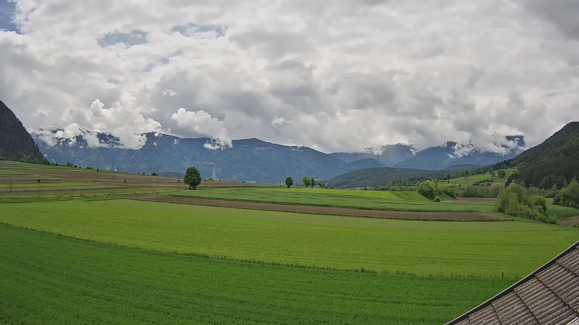 Gais | Vista dall’agriturismo Winklerhof verso Plan de Corones e le Dolomiti