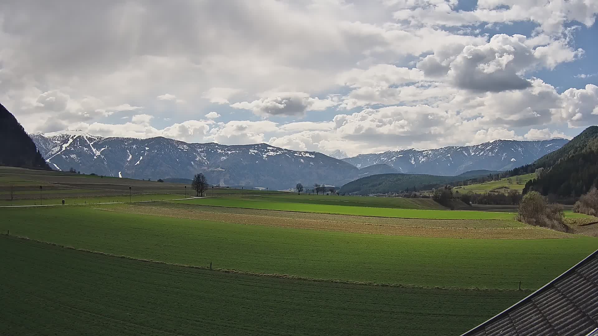 Gais | Vista dall’agriturismo Winklerhof verso Plan de Corones e le Dolomiti