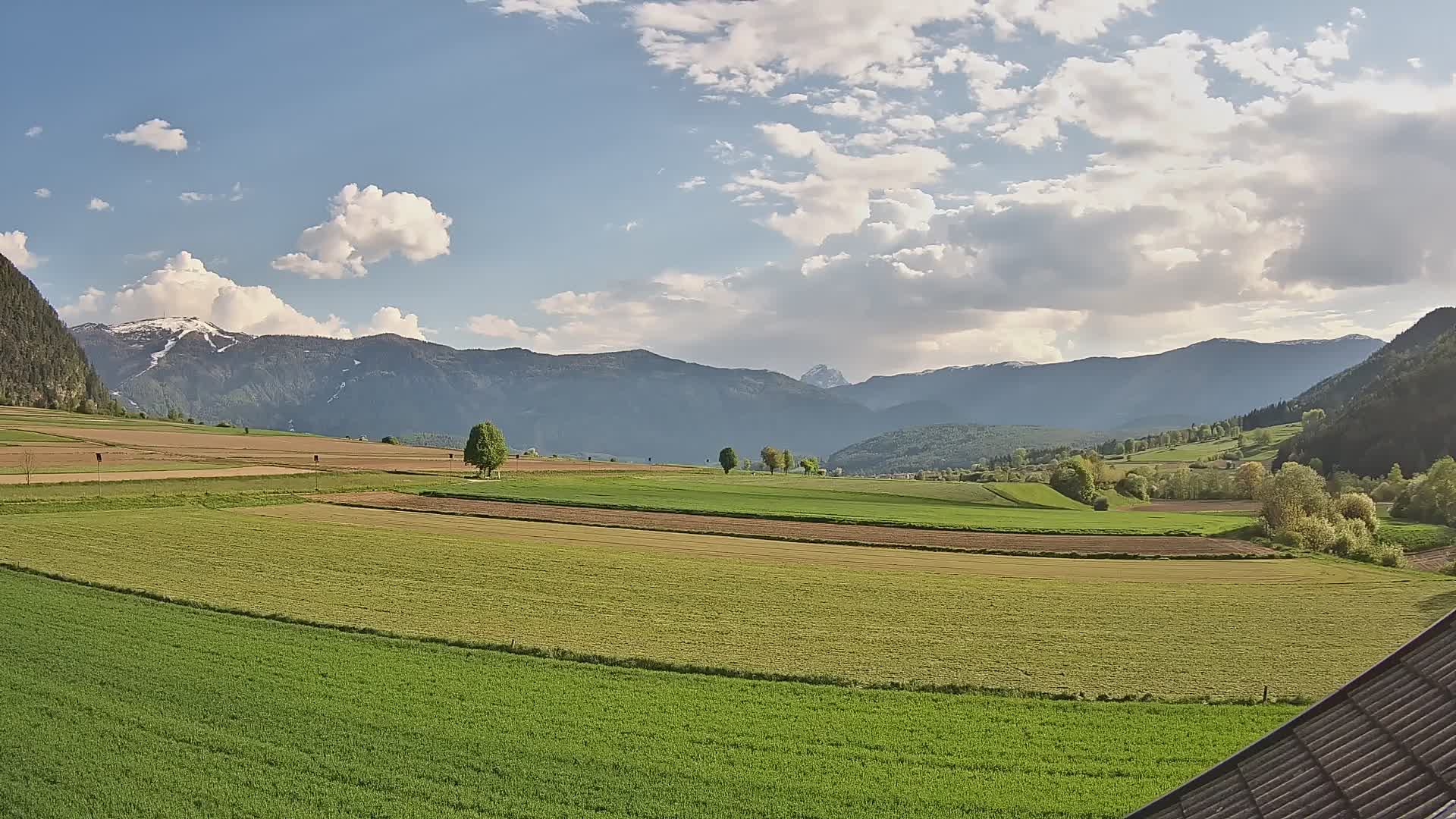 Gais | Vista dall’agriturismo Winklerhof verso Plan de Corones e le Dolomiti