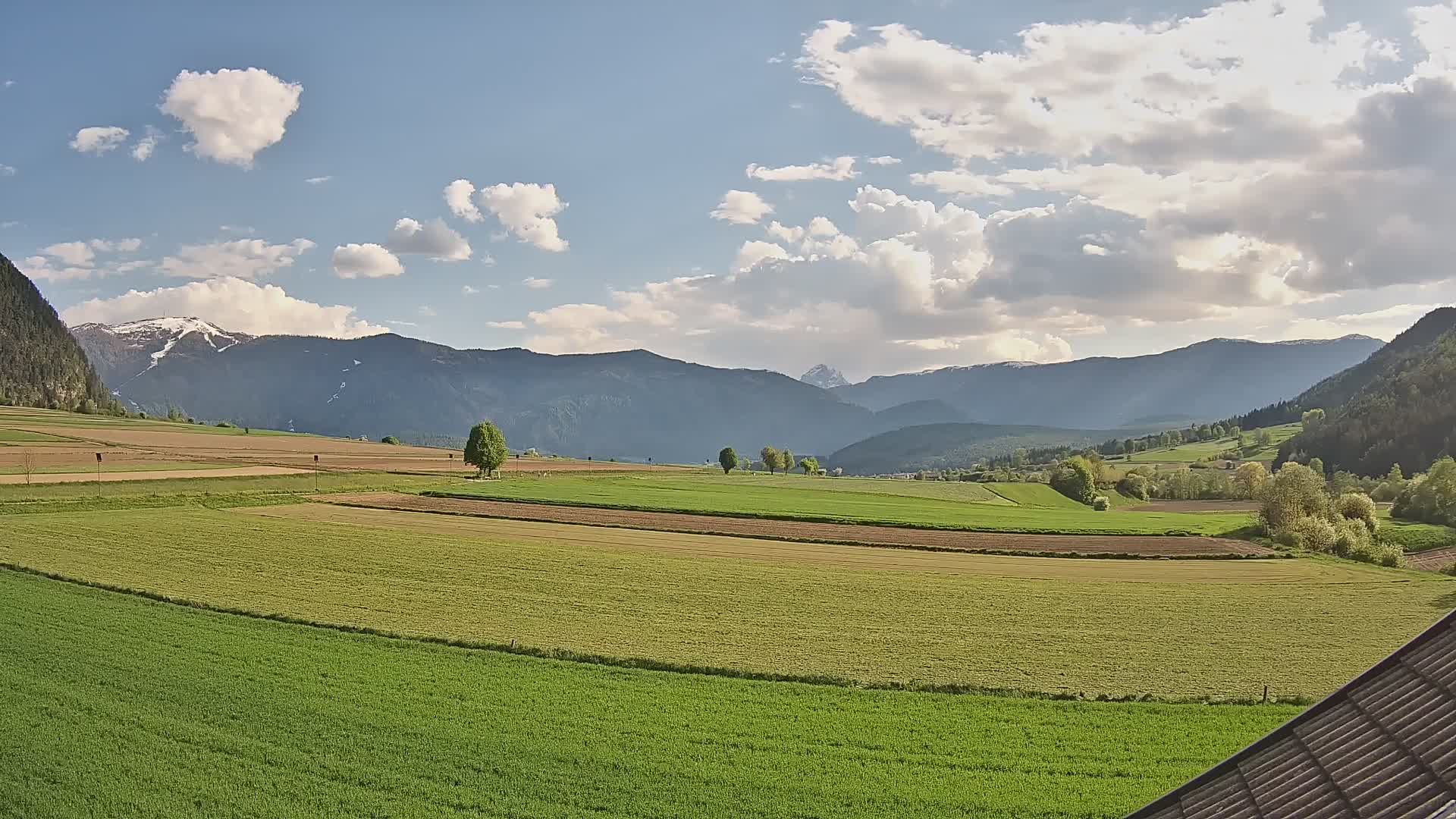 Gais | Vista dall’agriturismo Winklerhof verso Plan de Corones e le Dolomiti