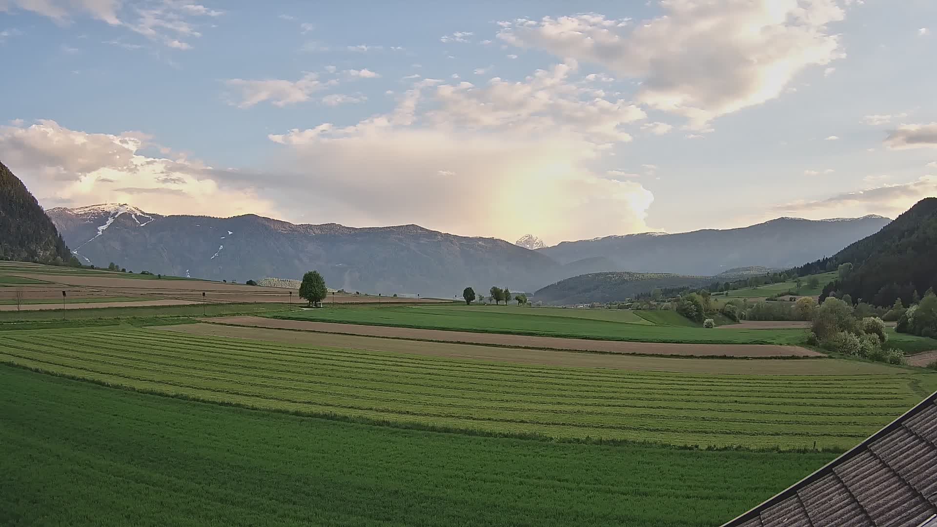 Gais | Vista dall’agriturismo Winklerhof verso Plan de Corones e le Dolomiti