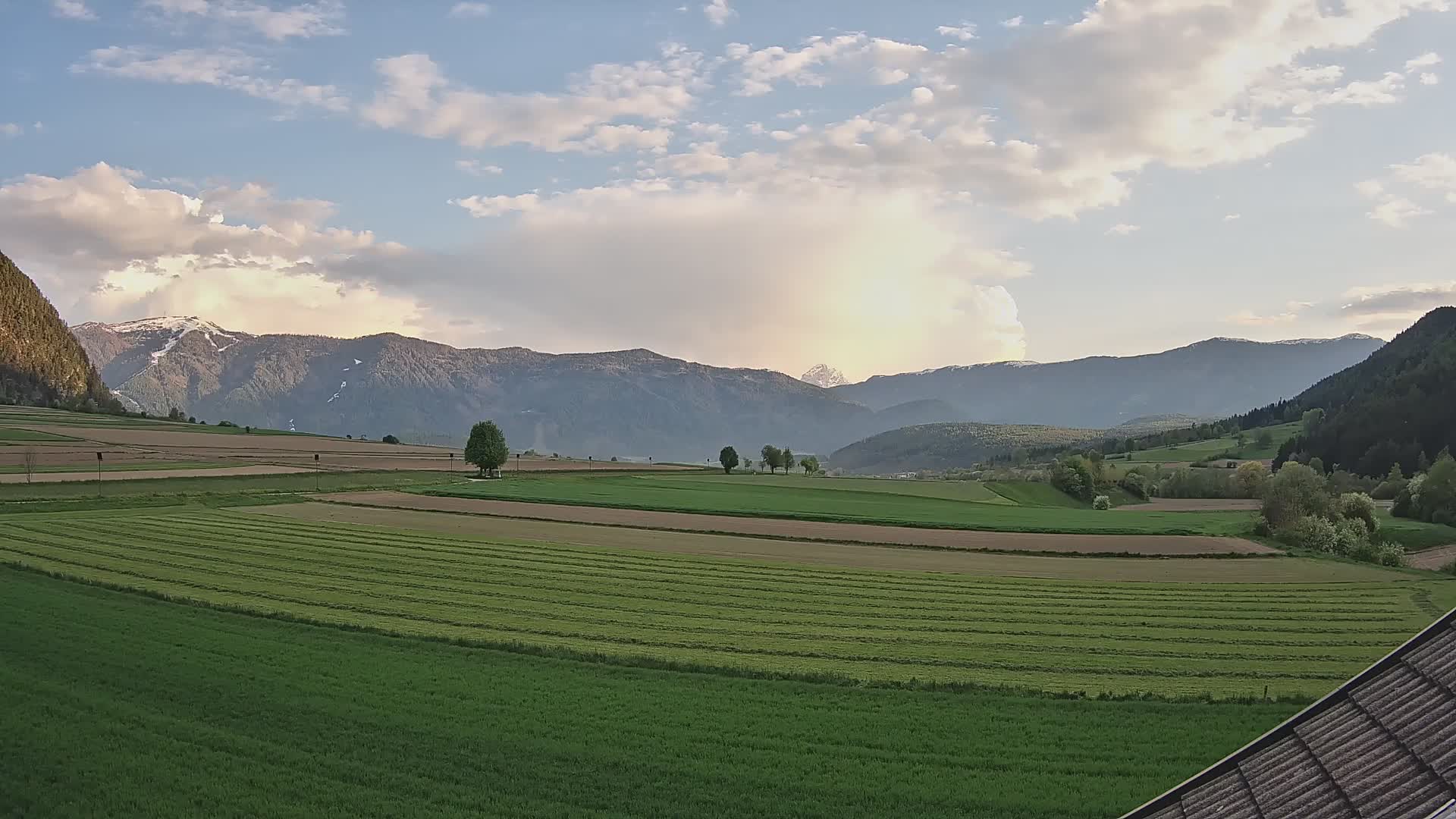 Gais | Vista dall’agriturismo Winklerhof verso Plan de Corones e le Dolomiti