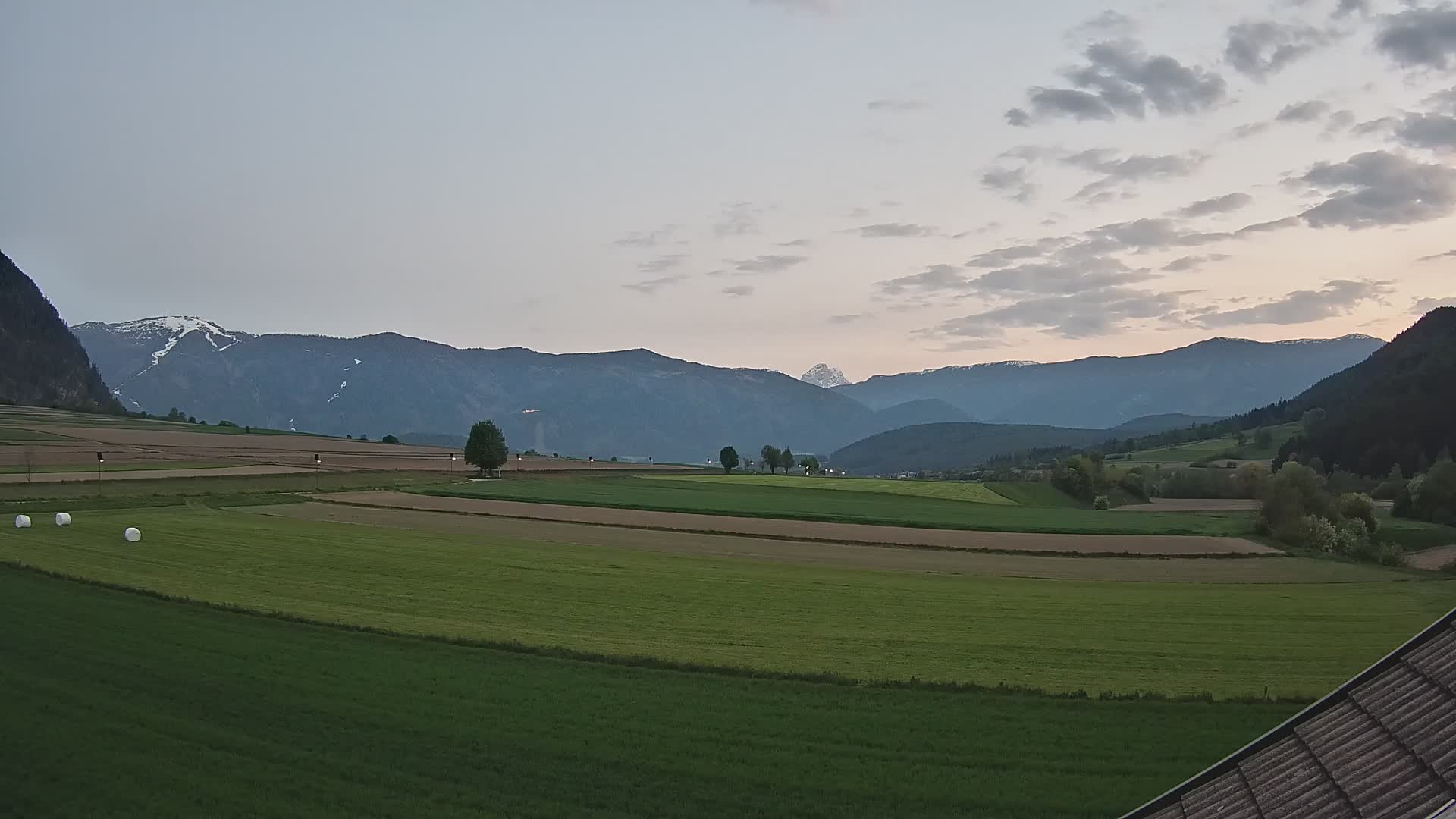 Gais | Vista dall’agriturismo Winklerhof verso Plan de Corones e le Dolomiti