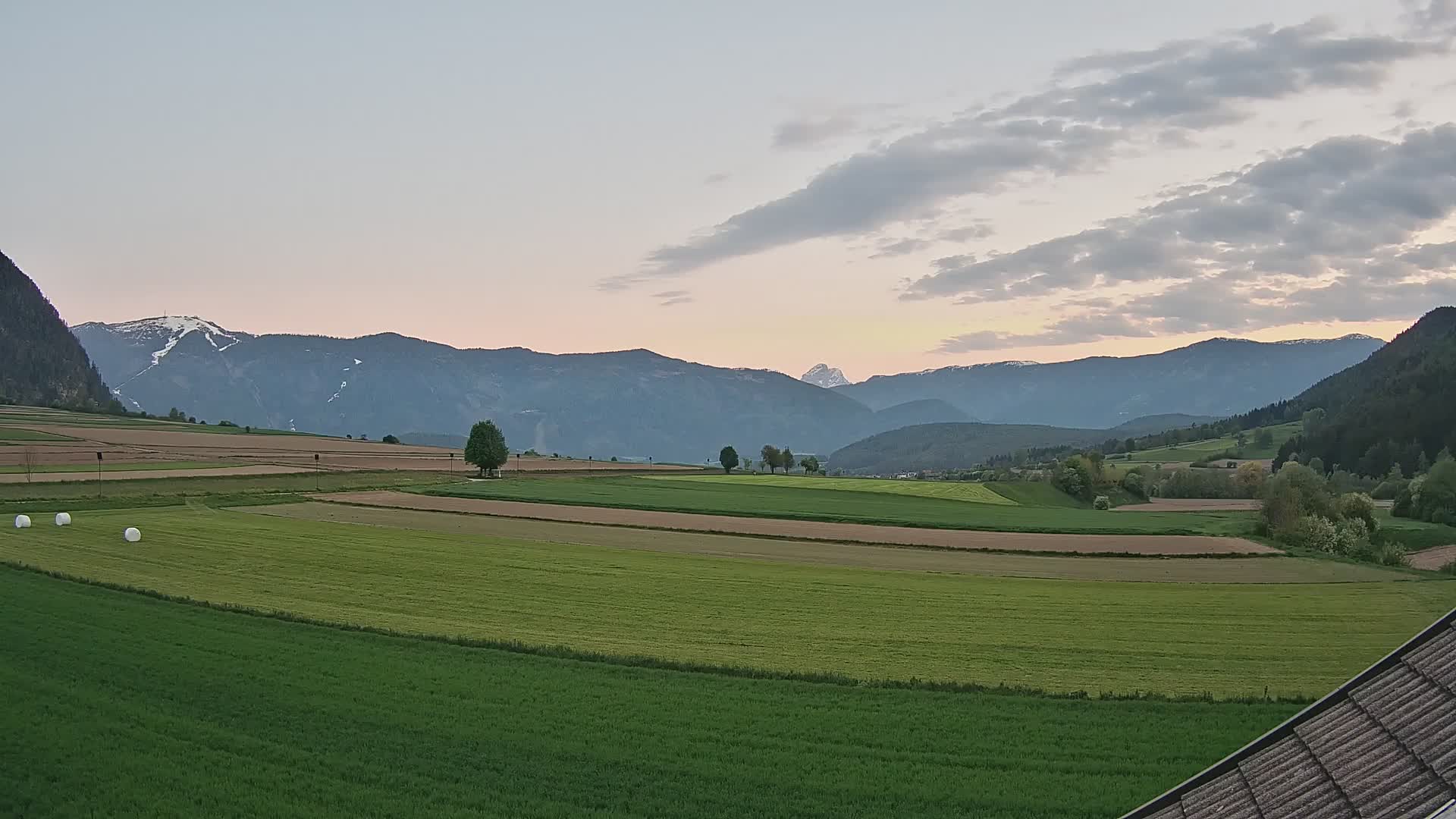 Gais | Vista dall’agriturismo Winklerhof verso Plan de Corones e le Dolomiti