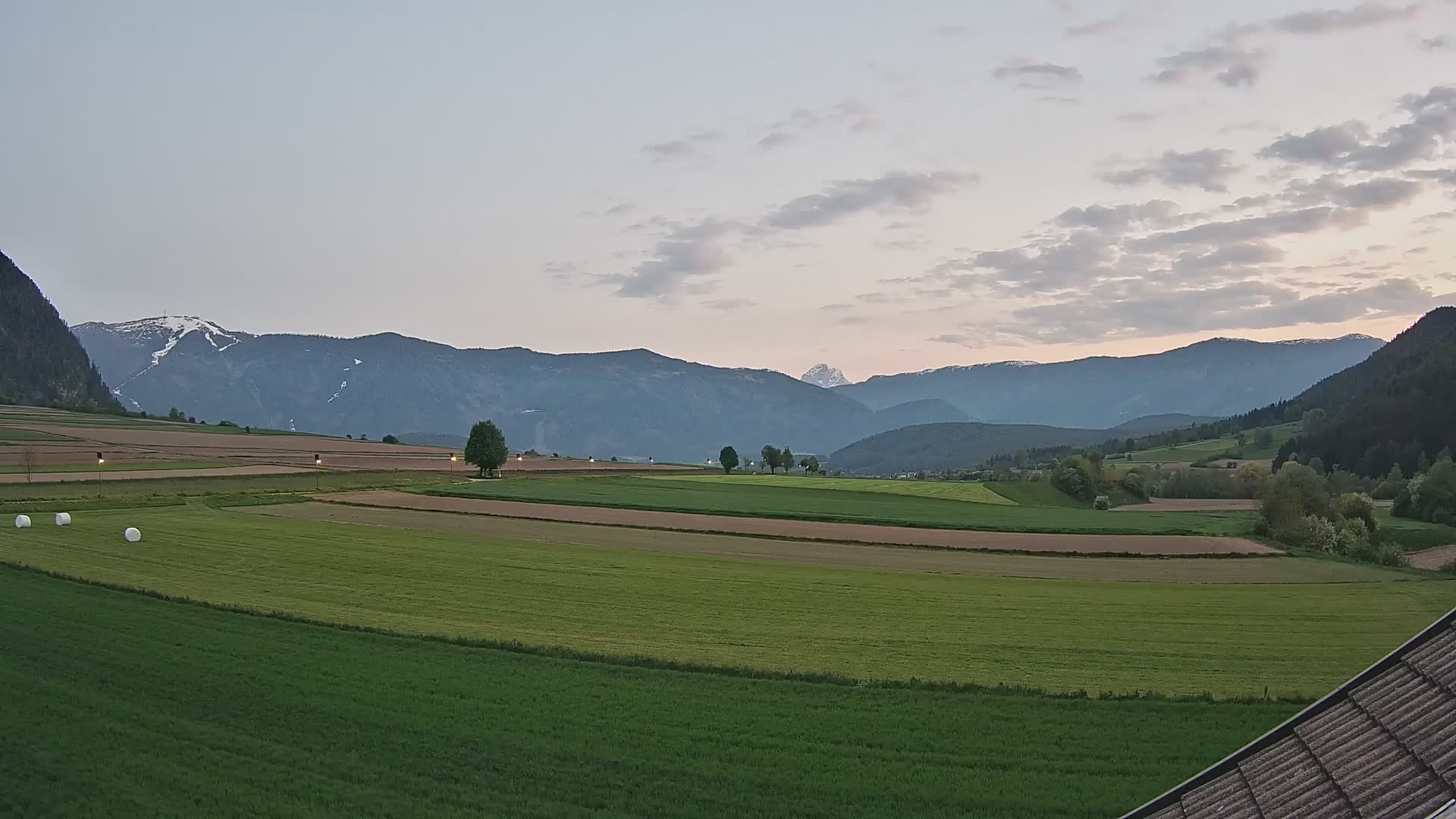 Gais | Vista dall’agriturismo Winklerhof verso Plan de Corones e le Dolomiti