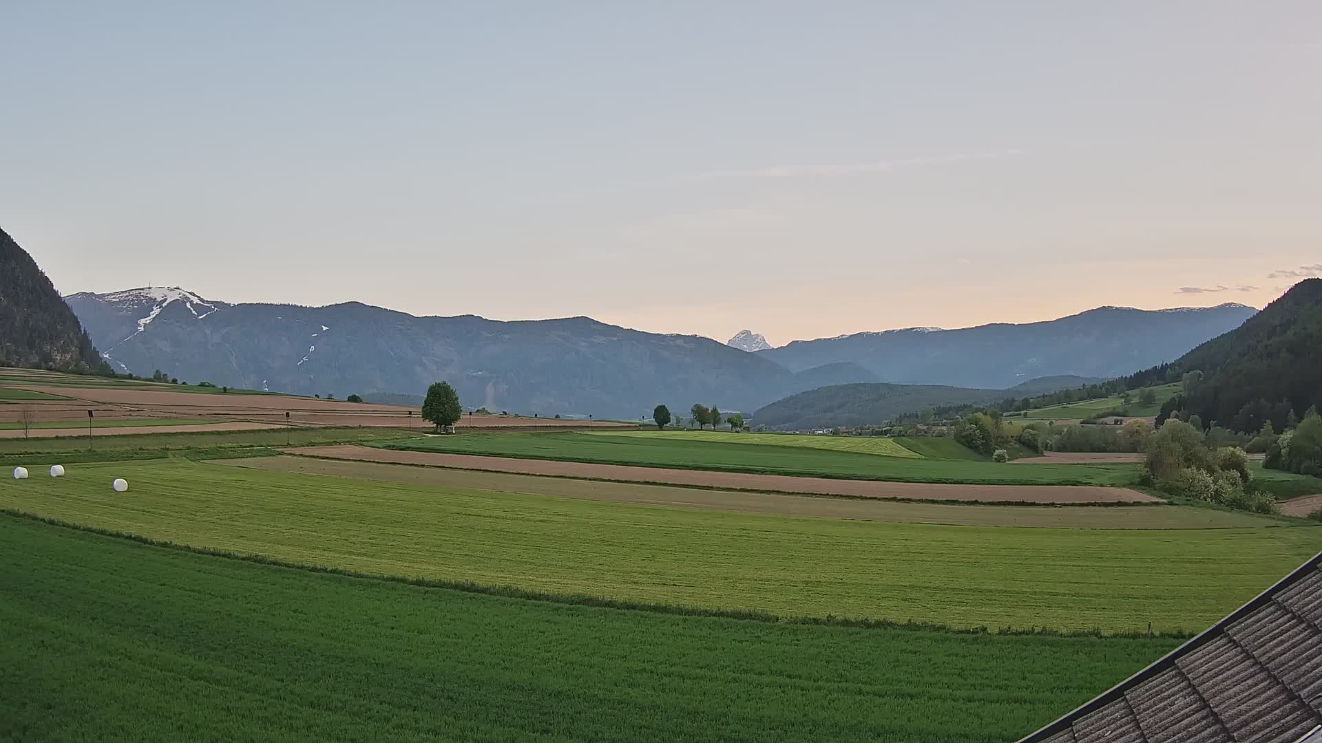Gais | Vista dall’agriturismo Winklerhof verso Plan de Corones e le Dolomiti