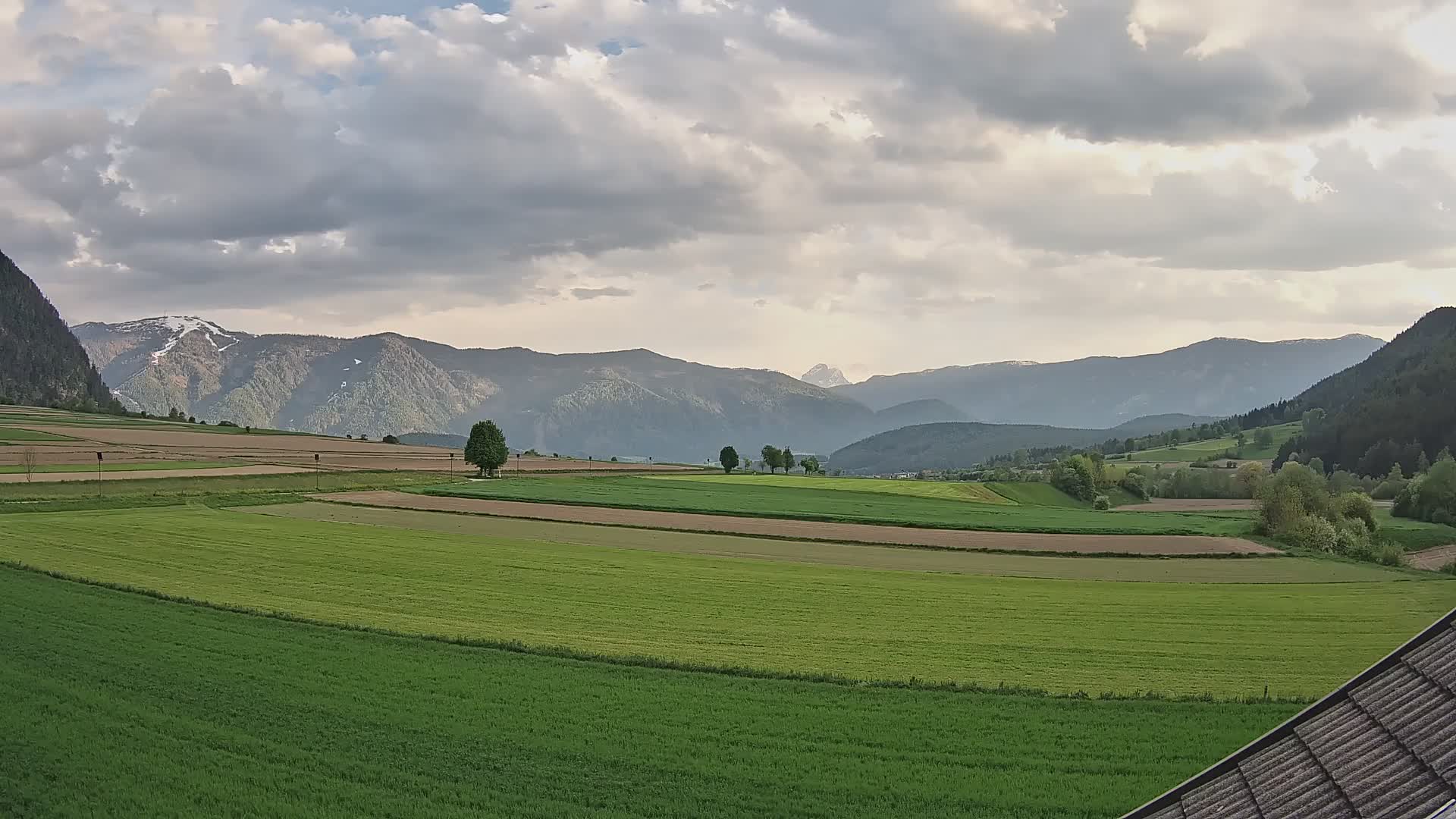 Gais | Vista dall’agriturismo Winklerhof verso Plan de Corones e le Dolomiti