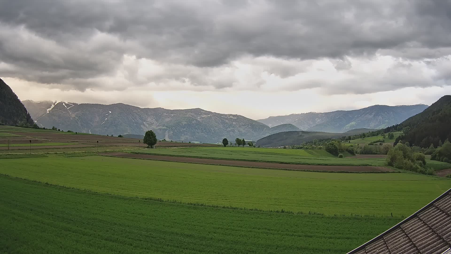 Gais | Vista dall’agriturismo Winklerhof verso Plan de Corones e le Dolomiti