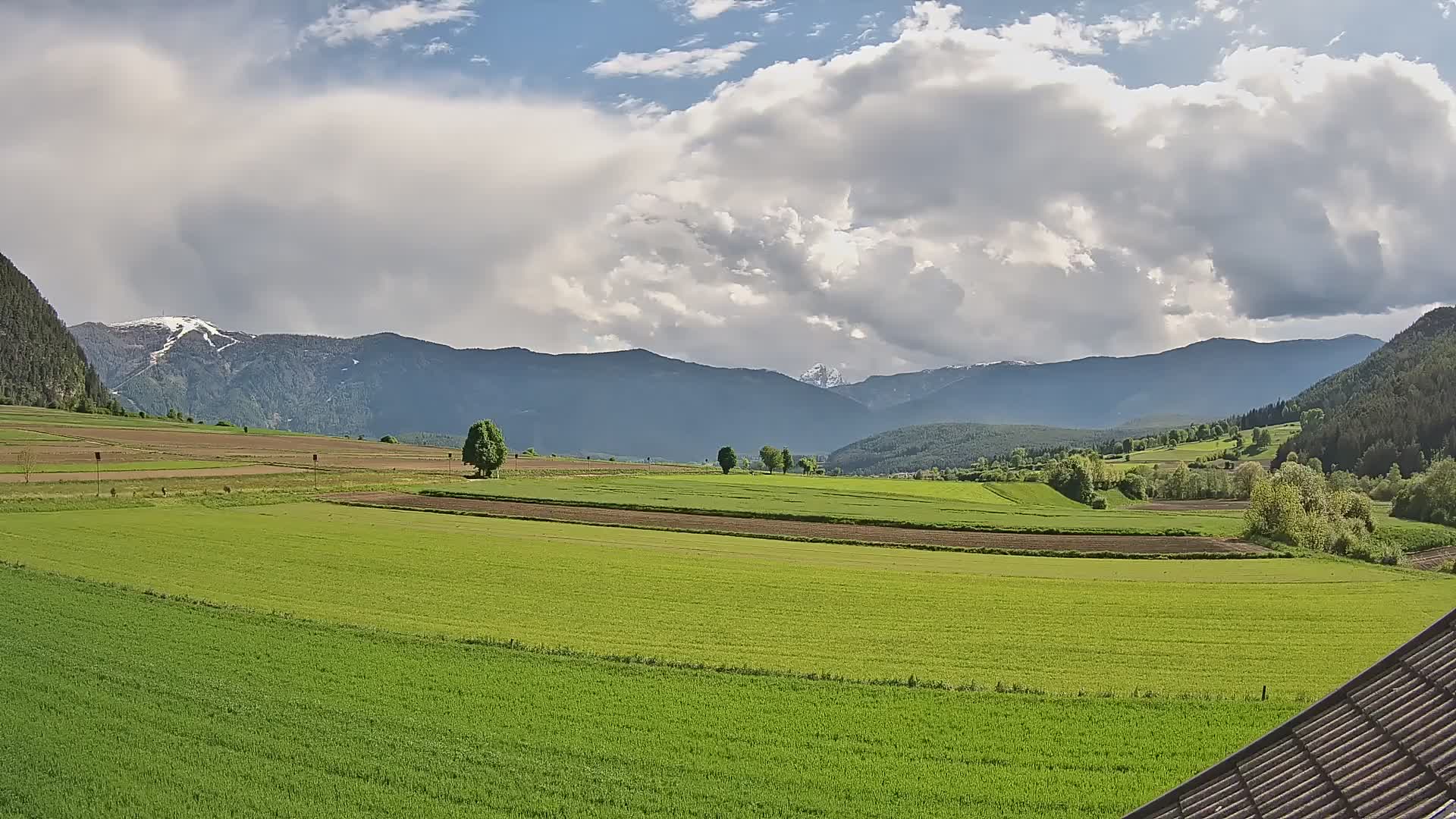 Gais | Vista dall’agriturismo Winklerhof verso Plan de Corones e le Dolomiti