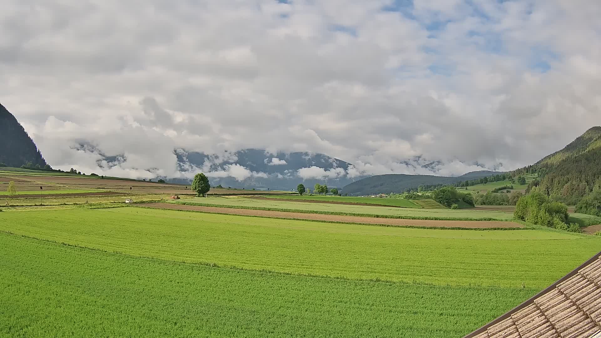 Gais | Vista dall’agriturismo Winklerhof verso Plan de Corones e le Dolomiti