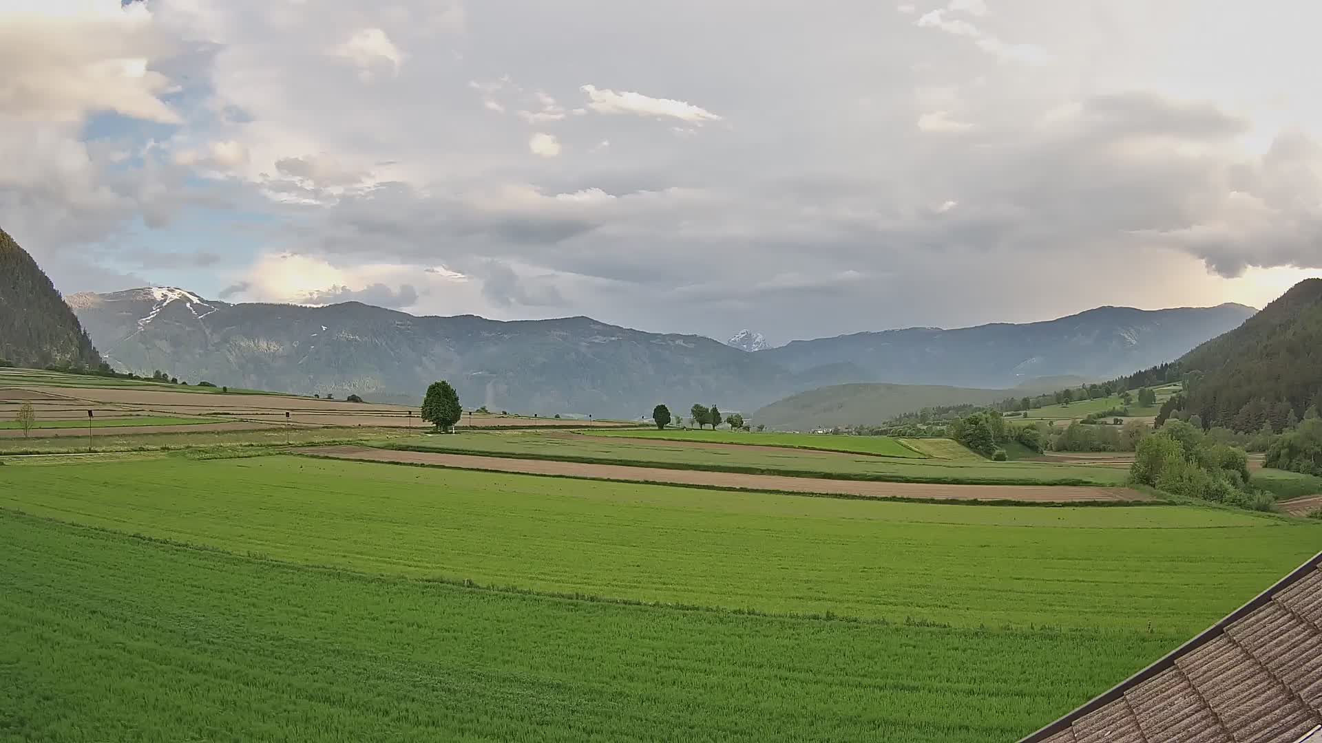 Gais | Vista dall’agriturismo Winklerhof verso Plan de Corones e le Dolomiti