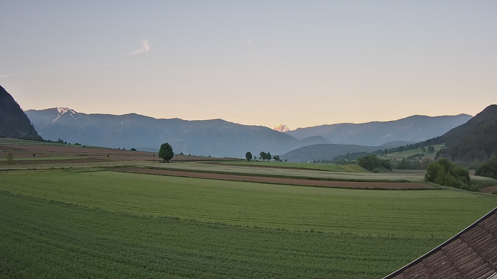 Gais | Vista dall’agriturismo Winklerhof verso Plan de Corones e le Dolomiti