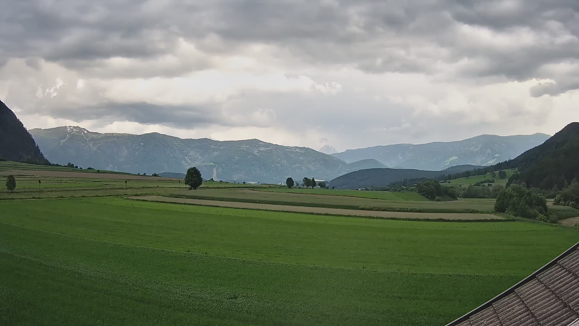 Gais | Vista dall’agriturismo Winklerhof verso Plan de Corones e le Dolomiti