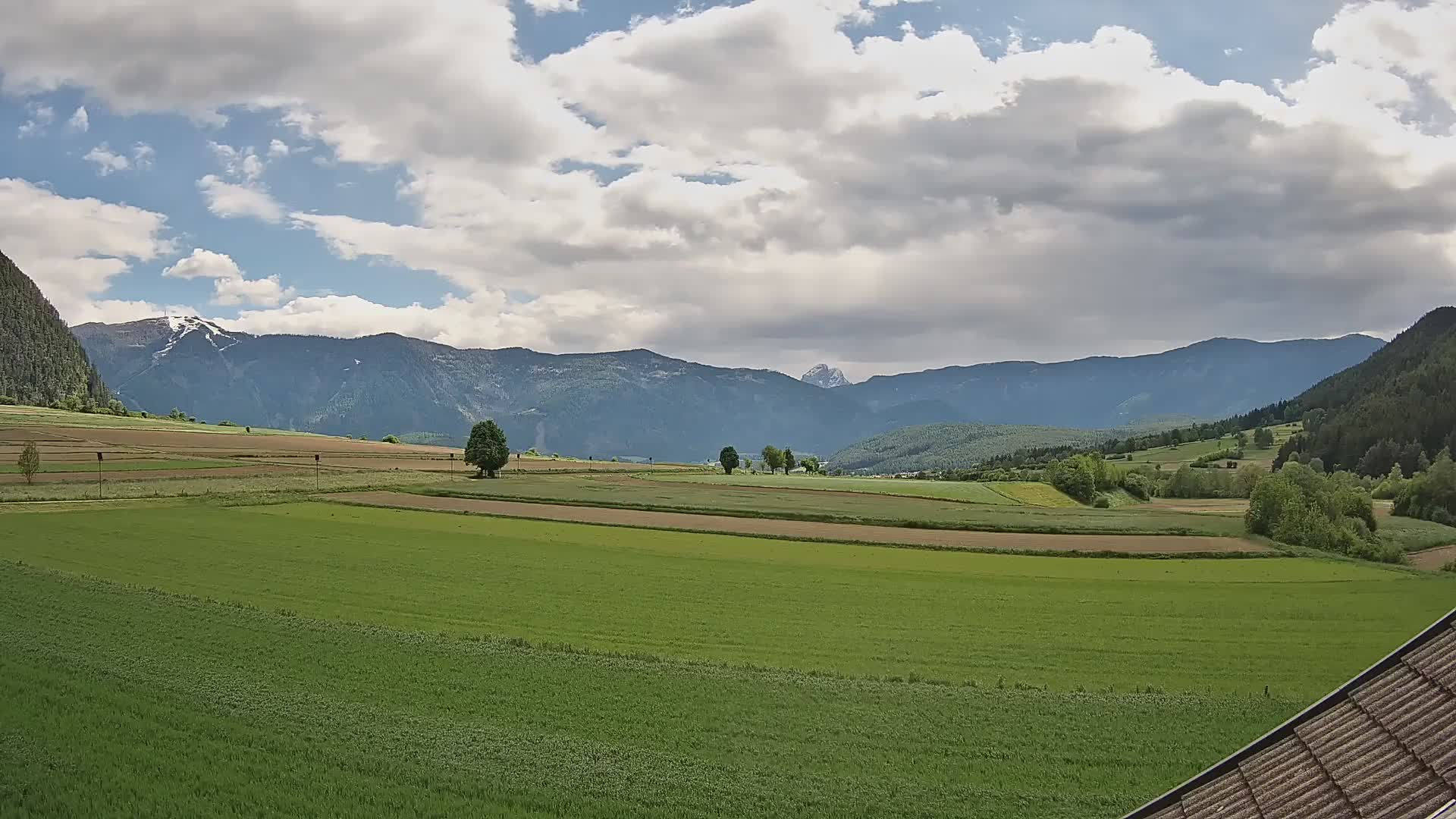 Gais | Vista dall’agriturismo Winklerhof verso Plan de Corones e le Dolomiti