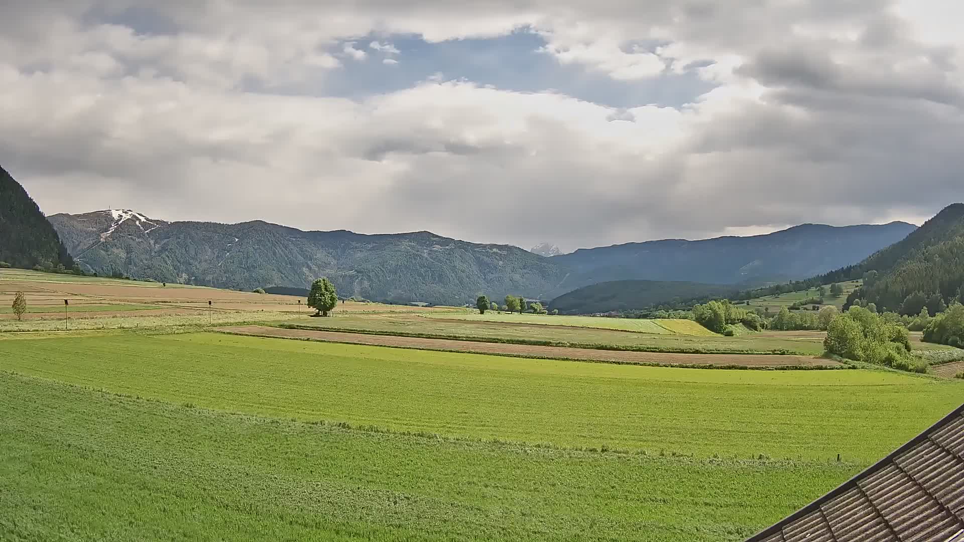 Gais | Vista dall’agriturismo Winklerhof verso Plan de Corones e le Dolomiti