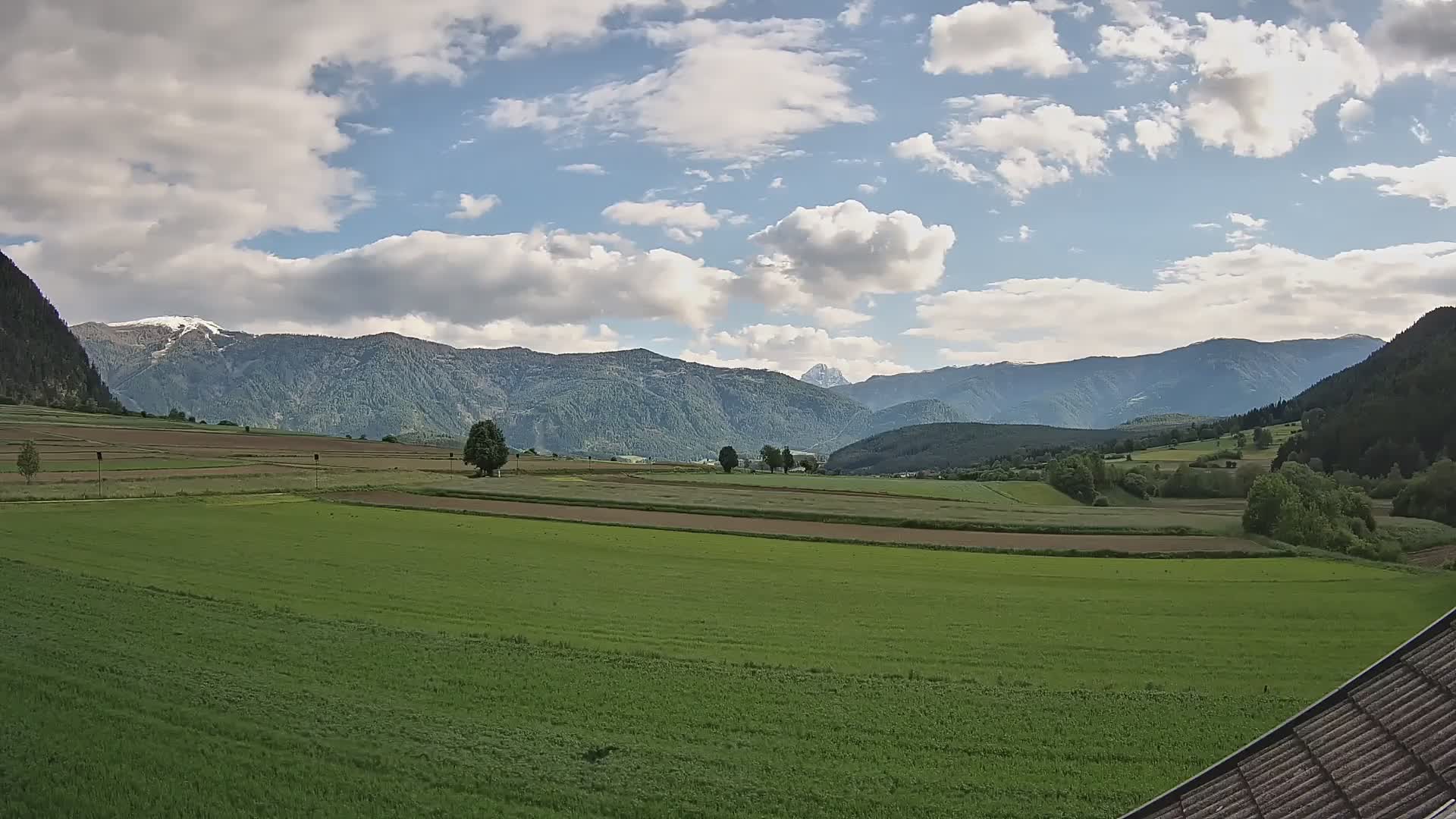 Gais | Vista dall’agriturismo Winklerhof verso Plan de Corones e le Dolomiti