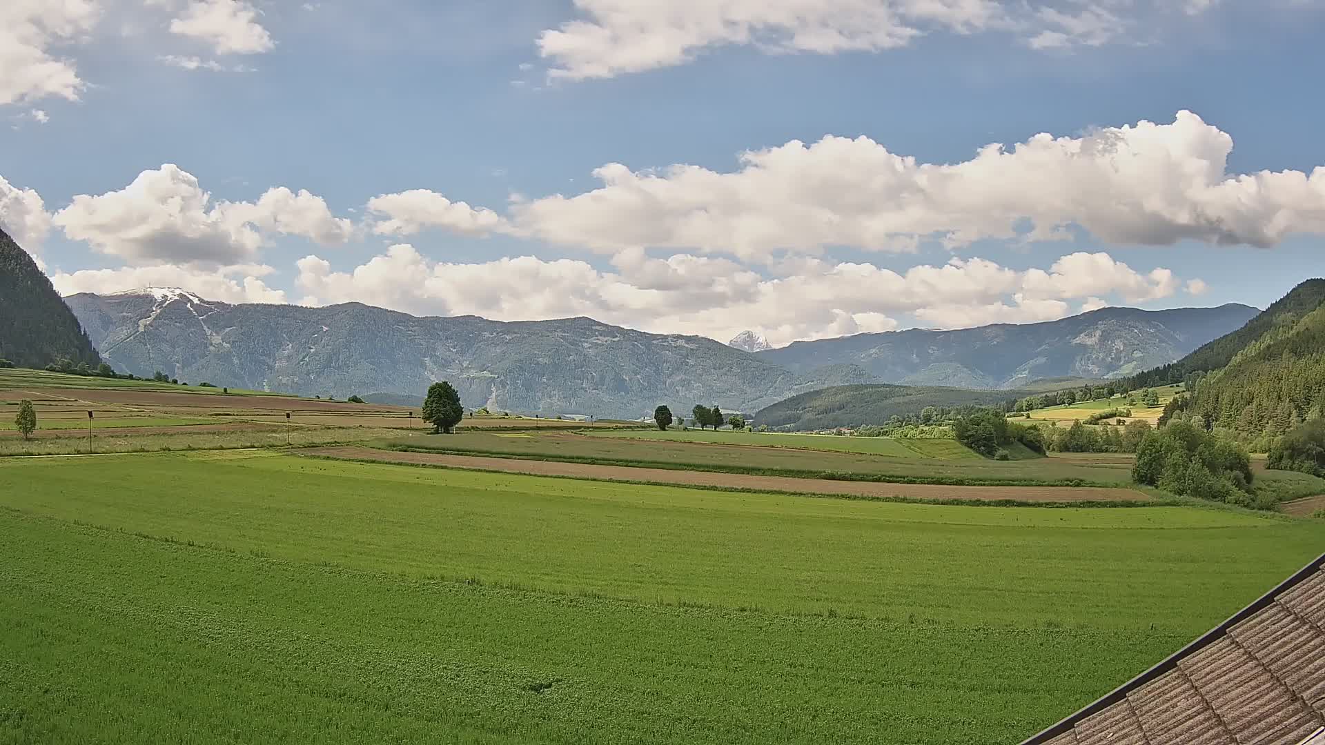 Gais | Vista dall’agriturismo Winklerhof verso Plan de Corones e le Dolomiti