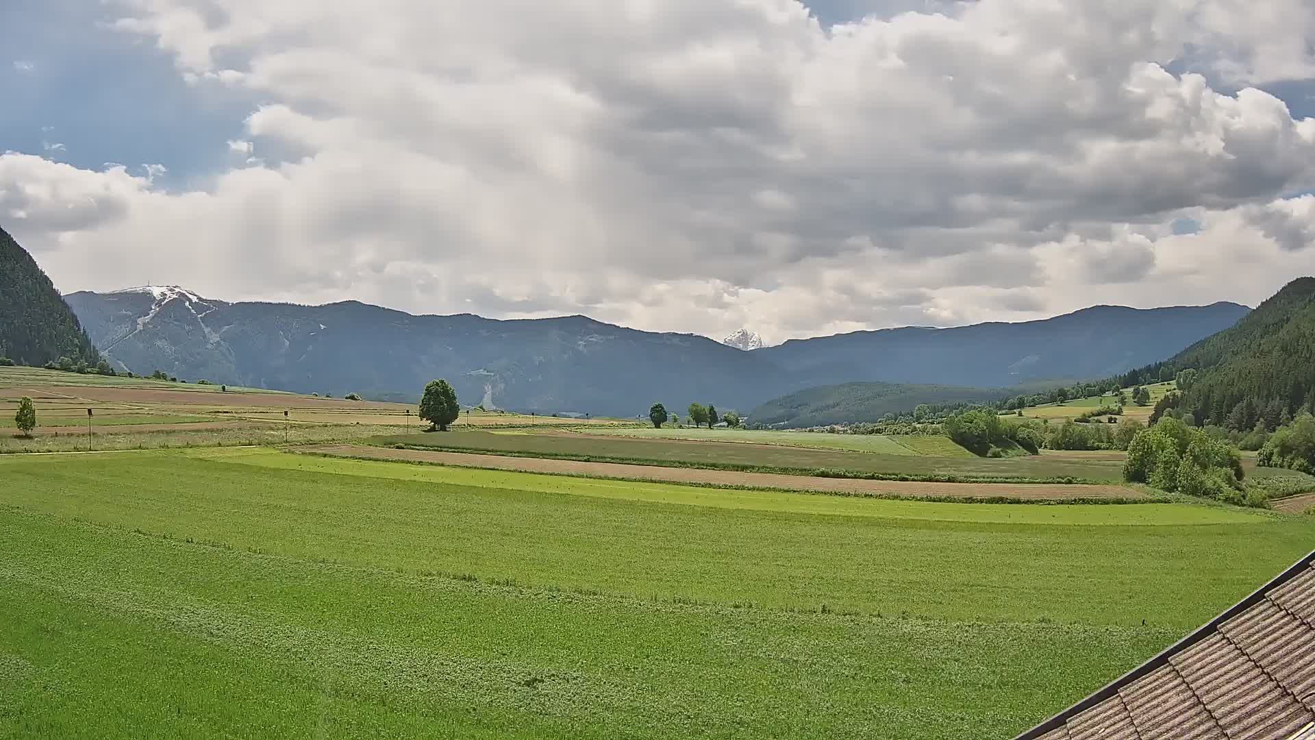 Gais | Vista dall’agriturismo Winklerhof verso Plan de Corones e le Dolomiti