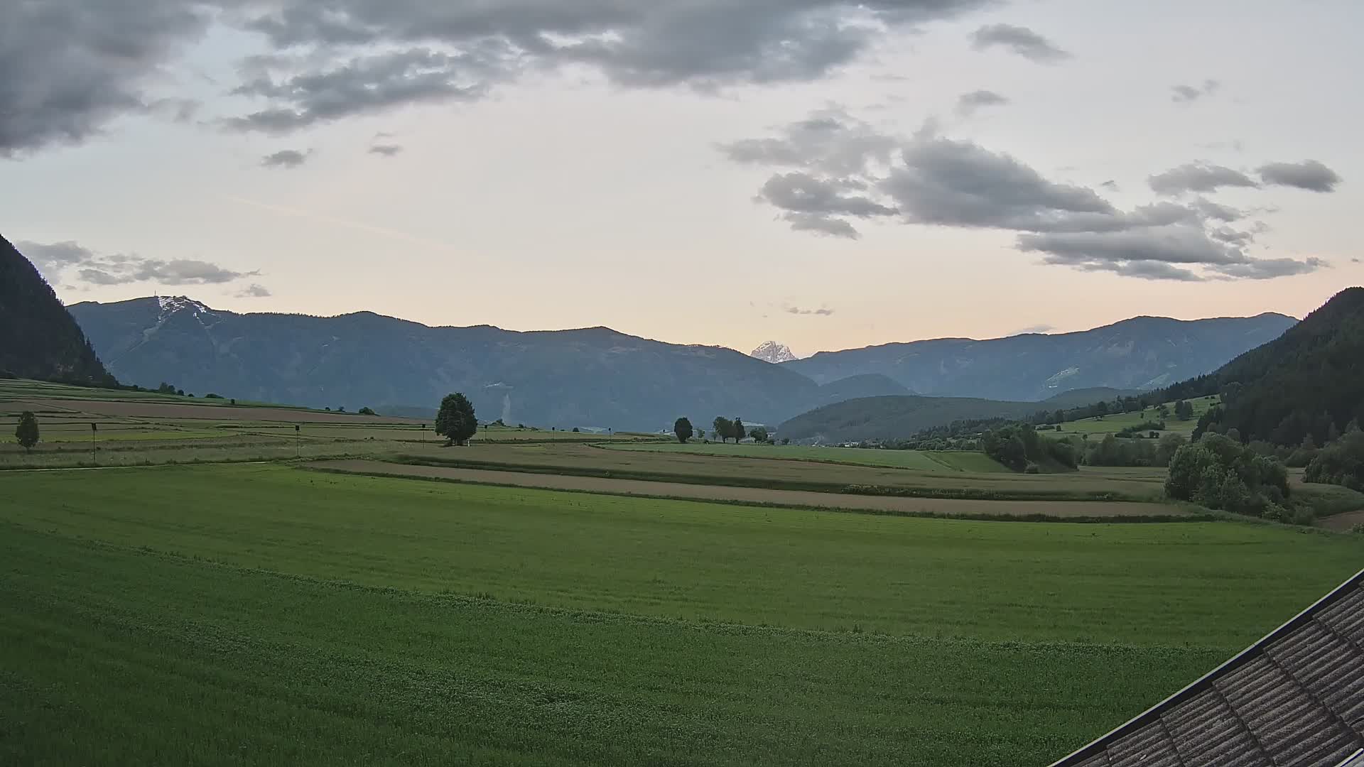 Gais | Vista dall’agriturismo Winklerhof verso Plan de Corones e le Dolomiti