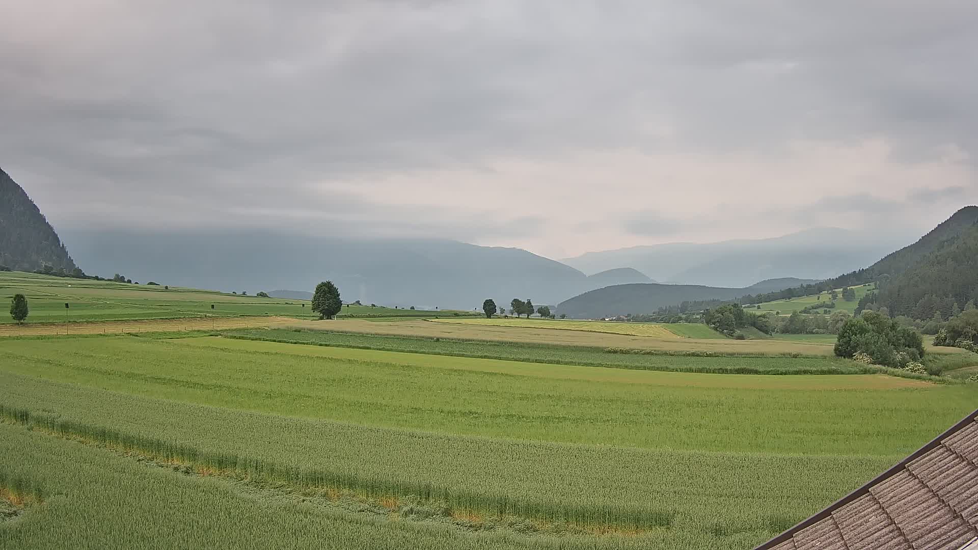 Gais | Vista dall’agriturismo Winklerhof verso Plan de Corones e le Dolomiti